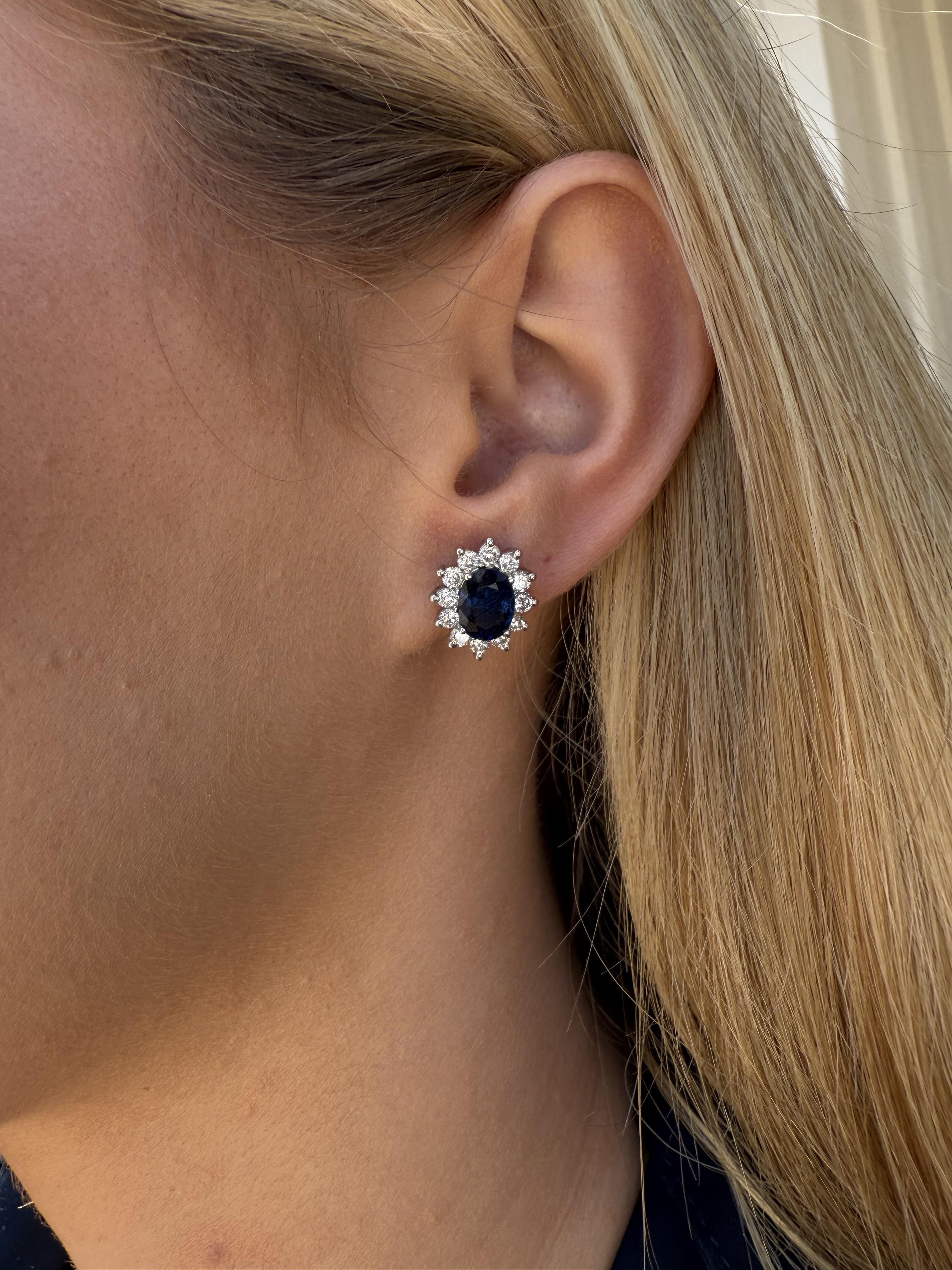 Wir lieben Diamanten und Saphire immer!

Ohrring Details
MATERIAL: 18K Weißgold
Länge: 14 mm
Breite: 12,3 mm
Gewicht: 5,2 Gramm kombiniert
Rücken-Typ: Push Back

Akzentuiert durch die folgenden Edelsteine
2 - 8mm X 6mm Ovalschliff dunkelblauer