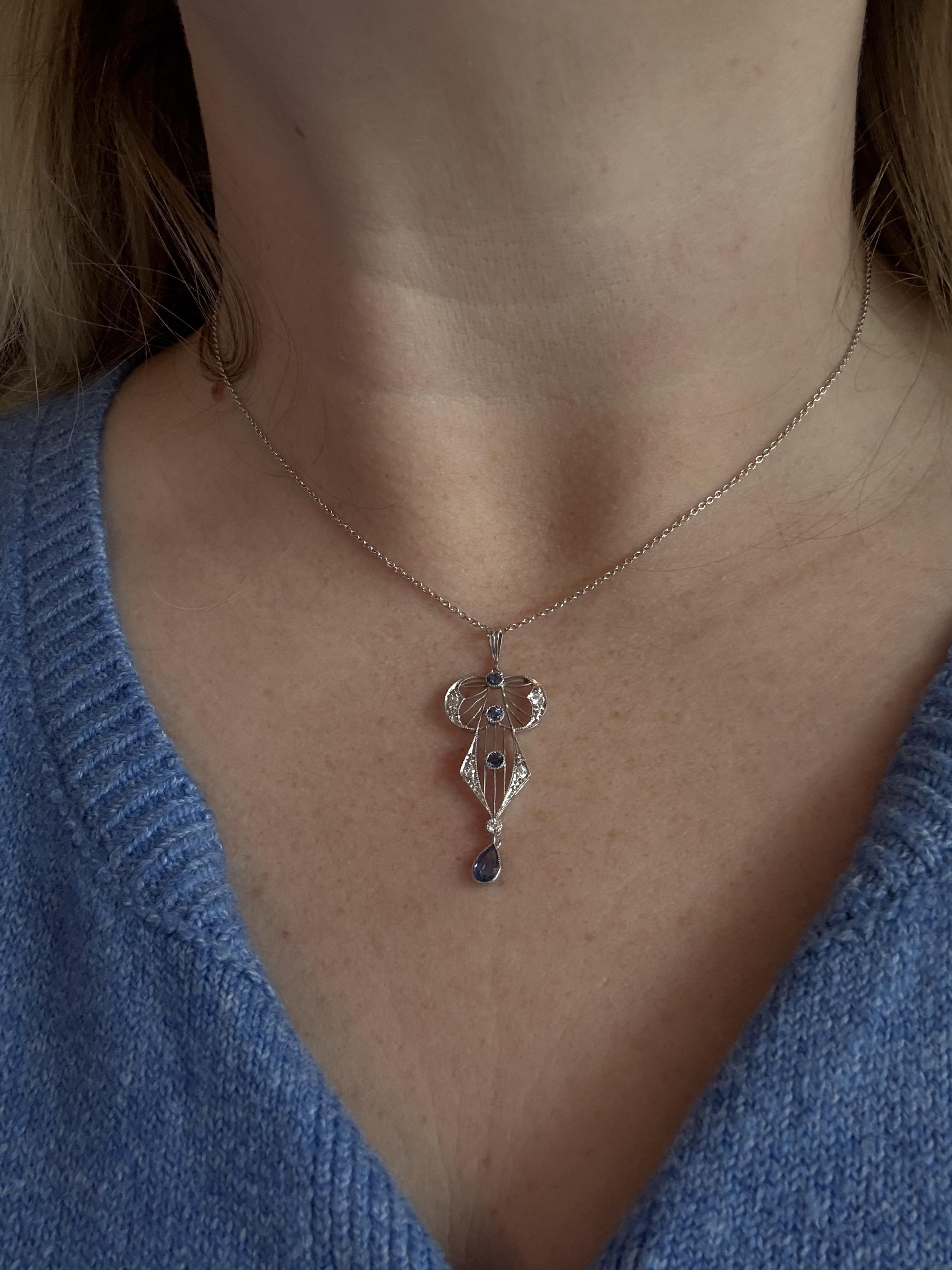 Adoriamo questo ciondolo vintage!
È così dolce e delicata.

Dettagli del ciondolo
Materiale: Platino
Epoca: Art Deco 1920 - 1940
Lunghezza del ciondolo: 1 3/4 di pollice
Larghezza del ciondolo: 5/8 di pollice
Peso: 2,6 grammi
Opzioni di catena