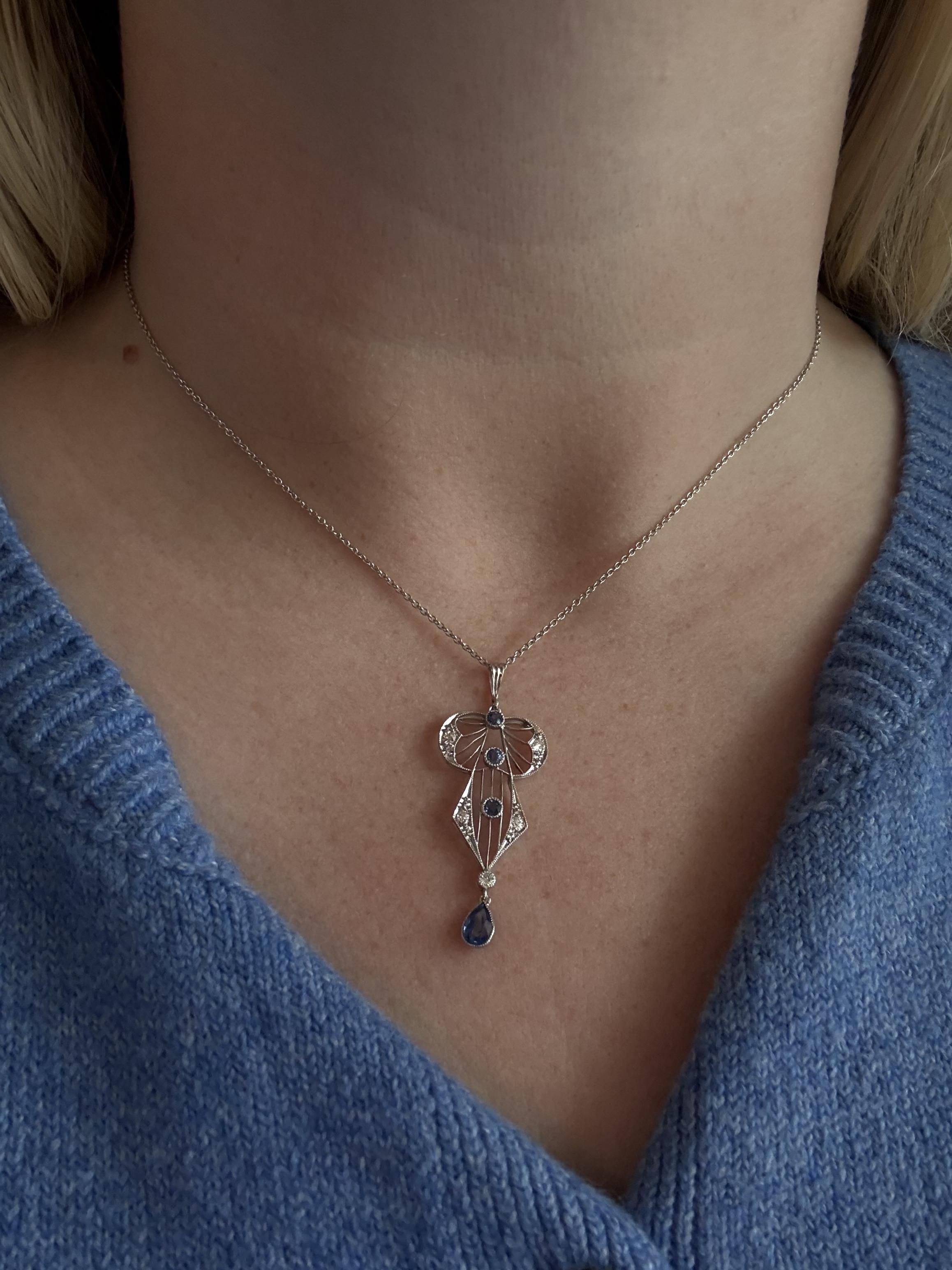 Art Déco Ciondolo in filigrana di platino con zaffiro e diamante vintage in vendita