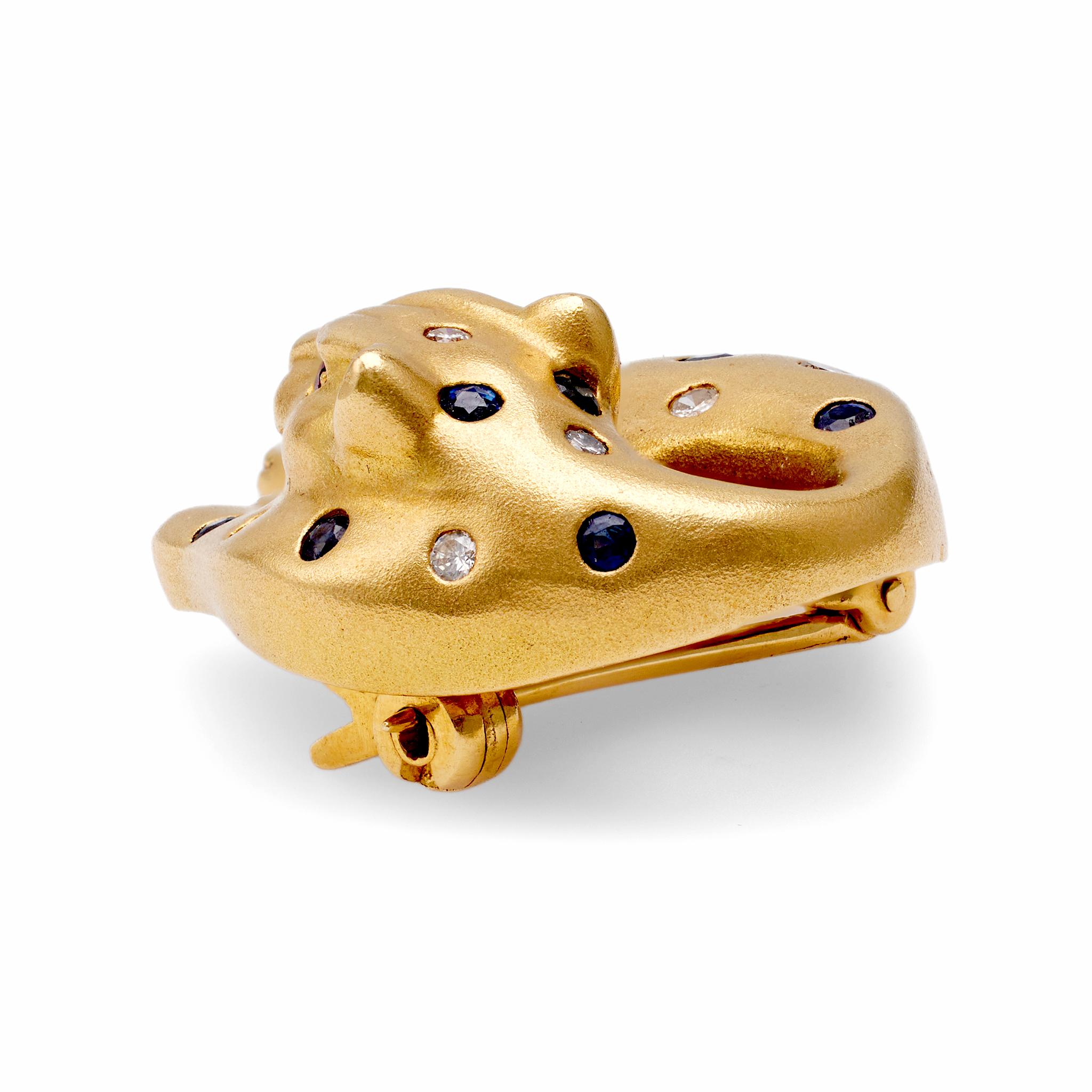 Broche guépard vintage en or jaune 18 carats avec saphir, diamant et rubis Unisexe en vente