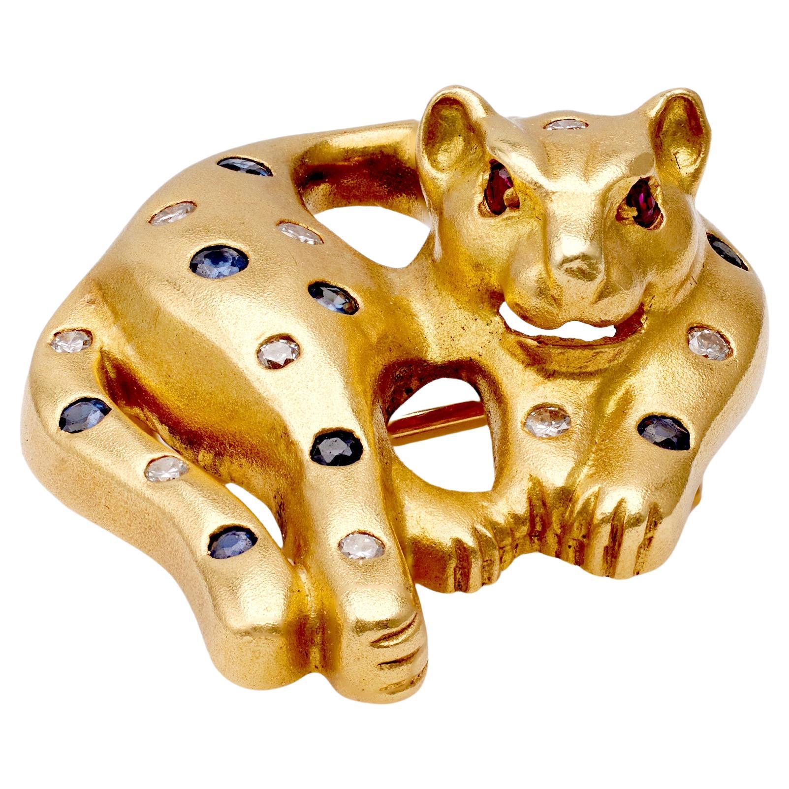 Broche guépard vintage en or jaune 18 carats avec saphir, diamant et rubis en vente