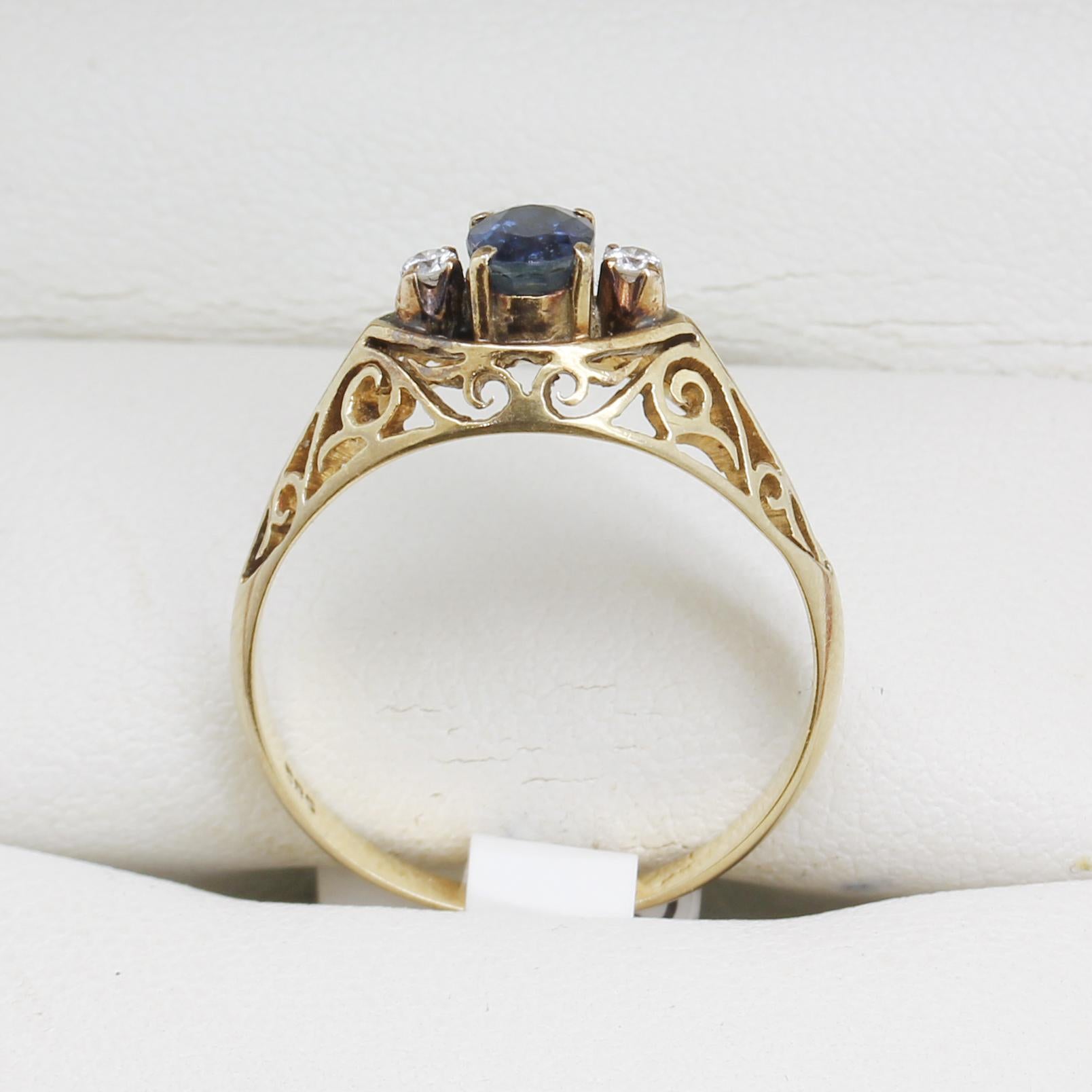 Vintage Sapphire & Diamond set Yellow Gold, Filigree Engagement Ring In Good Condition For Sale In BALMAIN, NSW