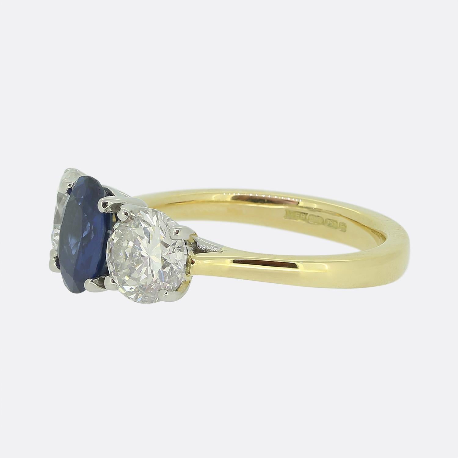 Taille ovale Vintage Sapphire Diamond Three Stone Ring (bague à trois pierres en saphir) en vente