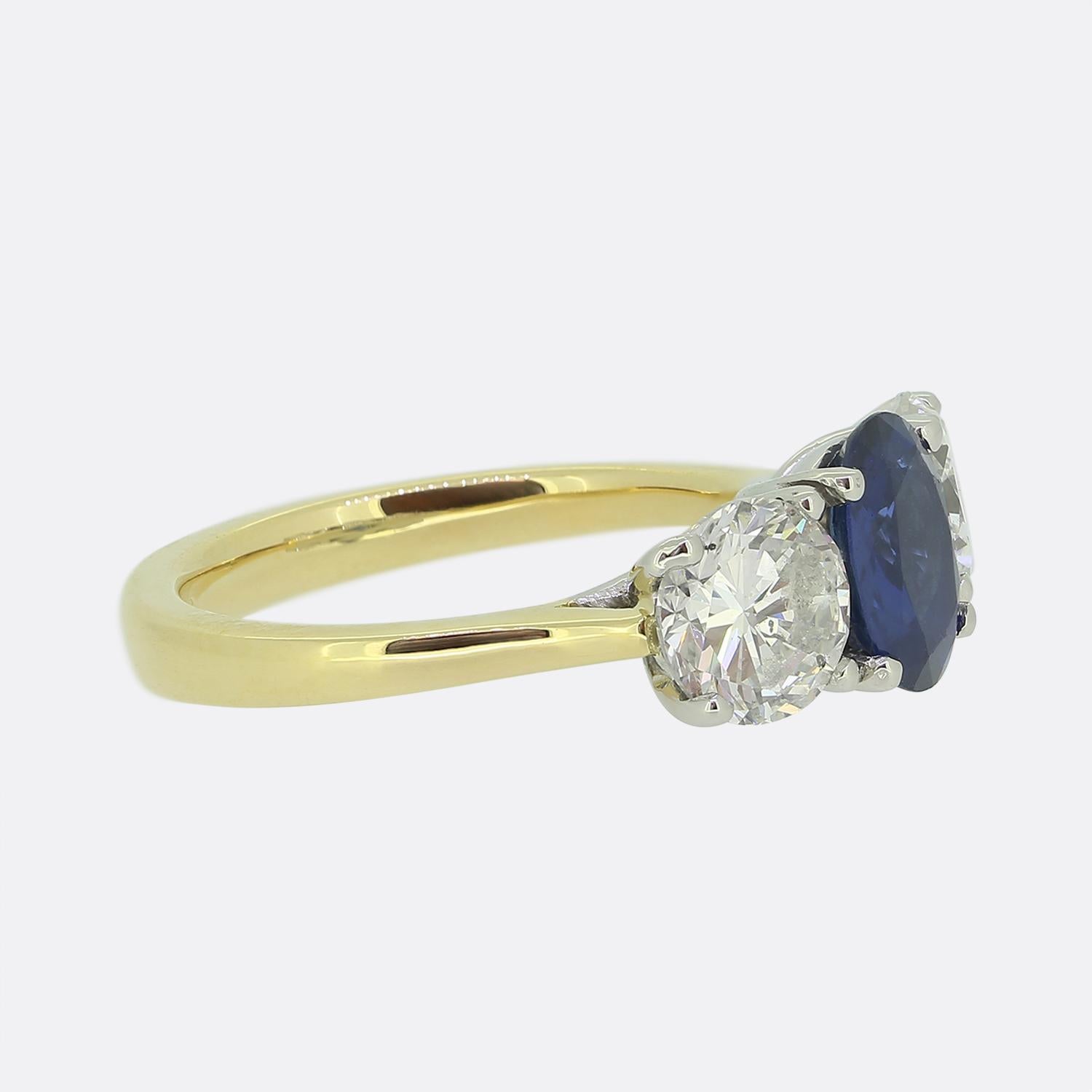 Vintage Sapphire Diamond Three Stone Ring (bague à trois pierres en saphir) Bon état - En vente à London, GB