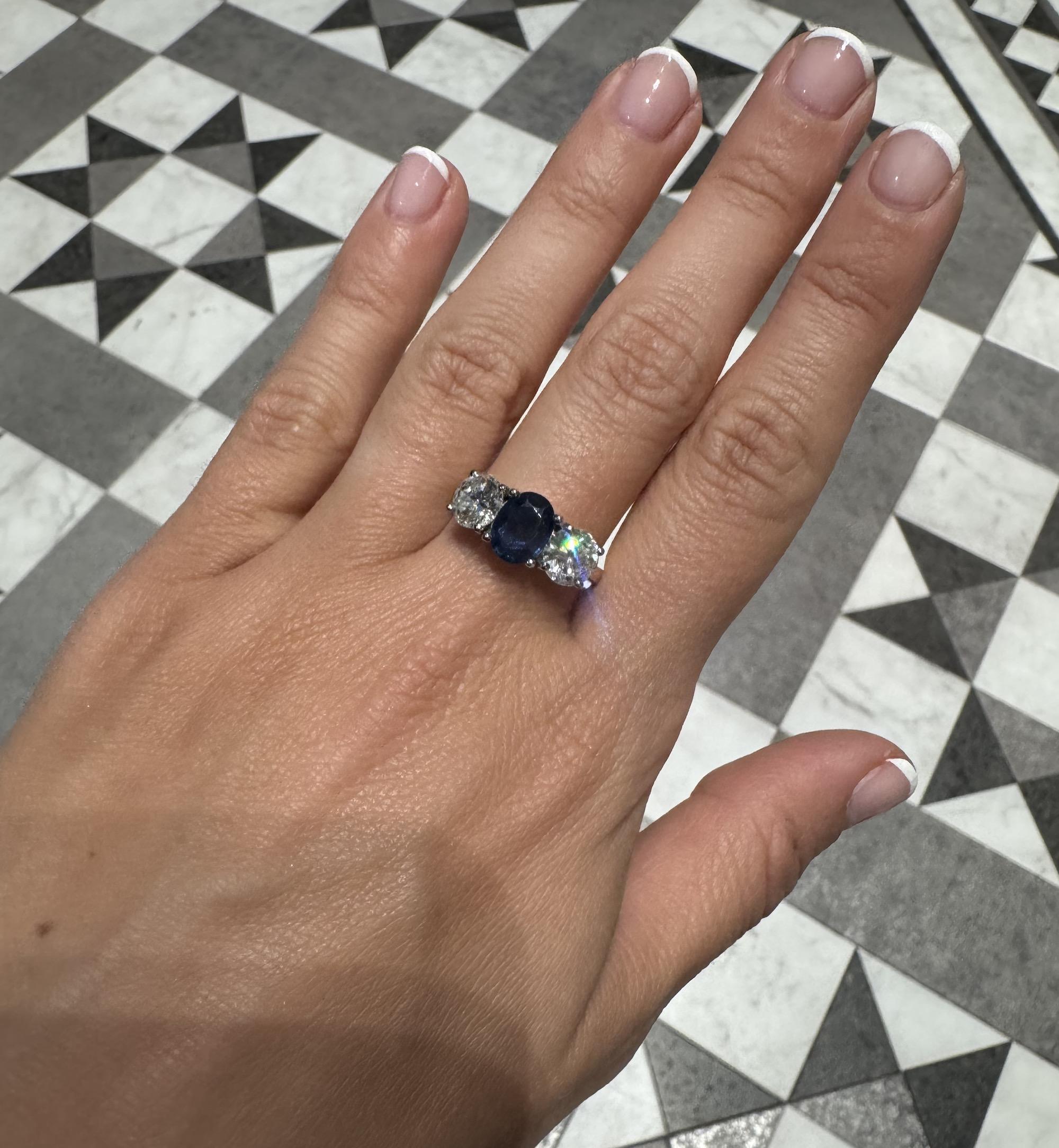 Vintage Sapphire Diamond Three Stone Ring (bague à trois pierres en saphir) Unisexe en vente