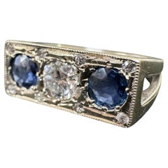 Anillo vintage de zafiro y diamantes con tres piedras