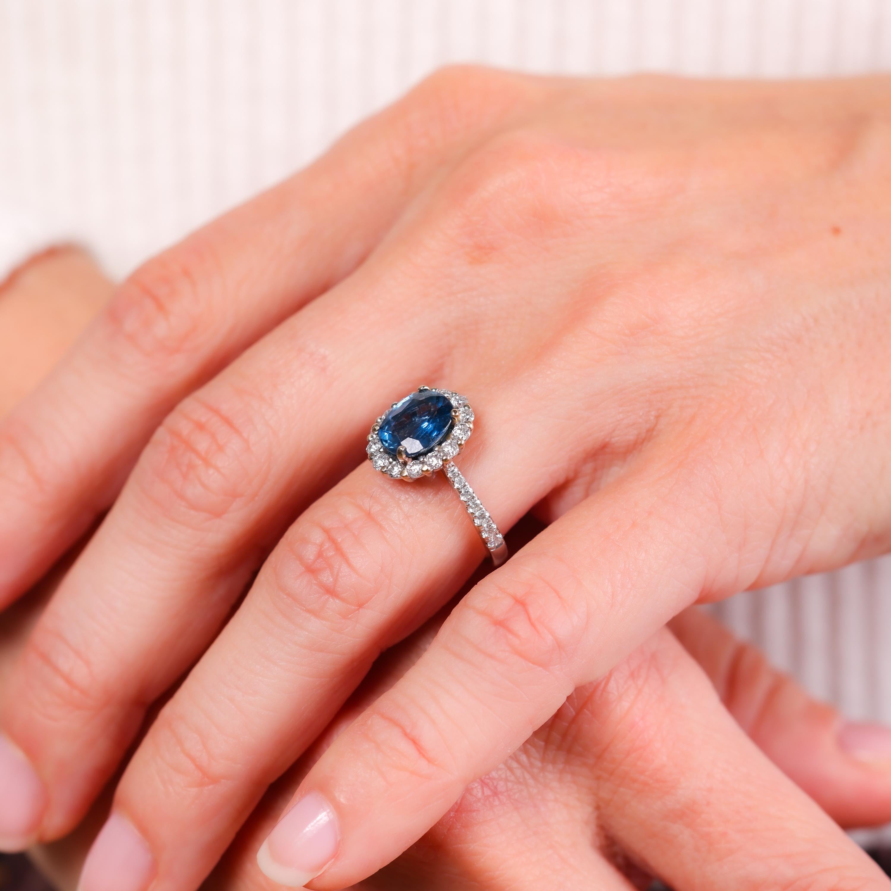 Anillo halo vintage zafiro diamantes oro blanco 18k Corte oval