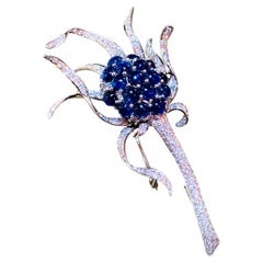 Spilla vintage con zaffiri e diamanti: zaffiri da 9,50 carati, diamanti da 2,08 ct, 1950, platino
