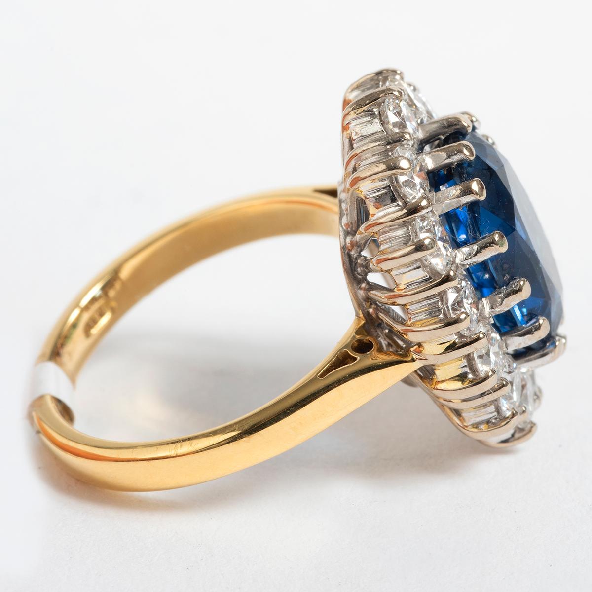 Dieser schöne und beeindruckende Vintage-Ring mit Saphiren und Diamanten ist auf die Zeit um 1900 datiert. Dieser Ring aus 18 Karat Gelbgold wird in UK Größe K / US Größe 5,25 geliefert. Saphir wiegt est 4,65ct und Diamanten est 1,25ct, ein