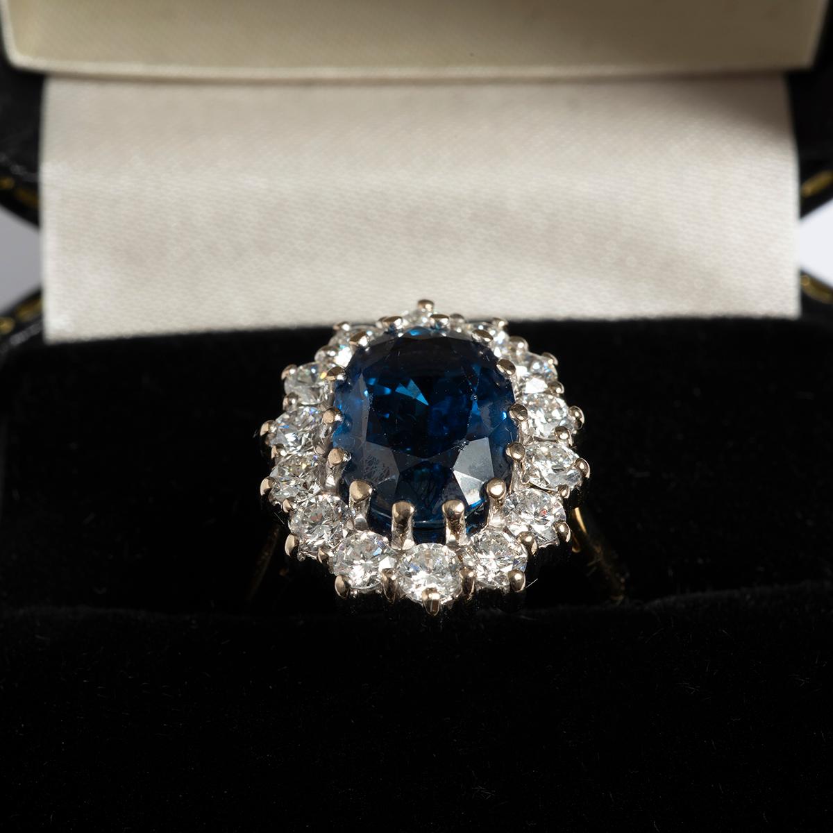  Saphir (est 4,65ct) und Diamant (est 1,25ct)  Cluster-Ring im Zustand „Hervorragend“ im Angebot in Canterbury, GB
