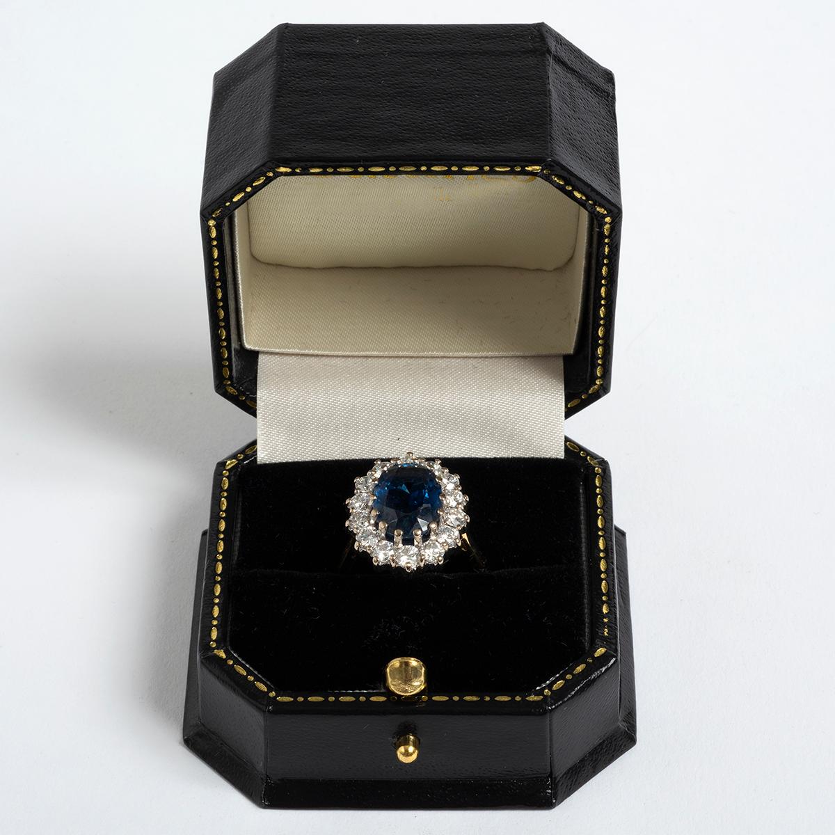 Saphir (est 4,65ct) und Diamant (est 1,25ct)  Cluster-Ring für Damen oder Herren im Angebot