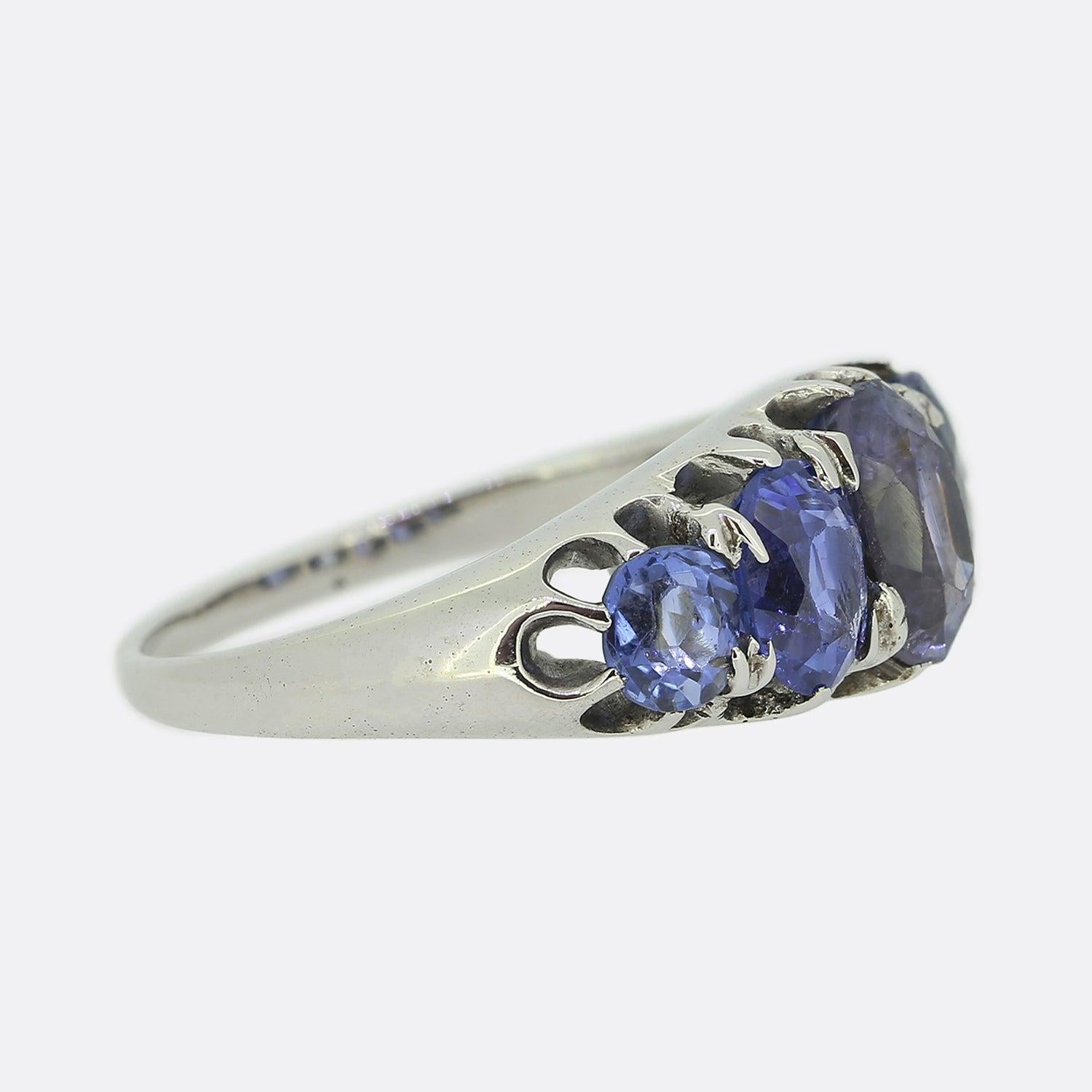 Fünfsteiniger Vintage-Ring mit Saphiren (Ovalschliff)