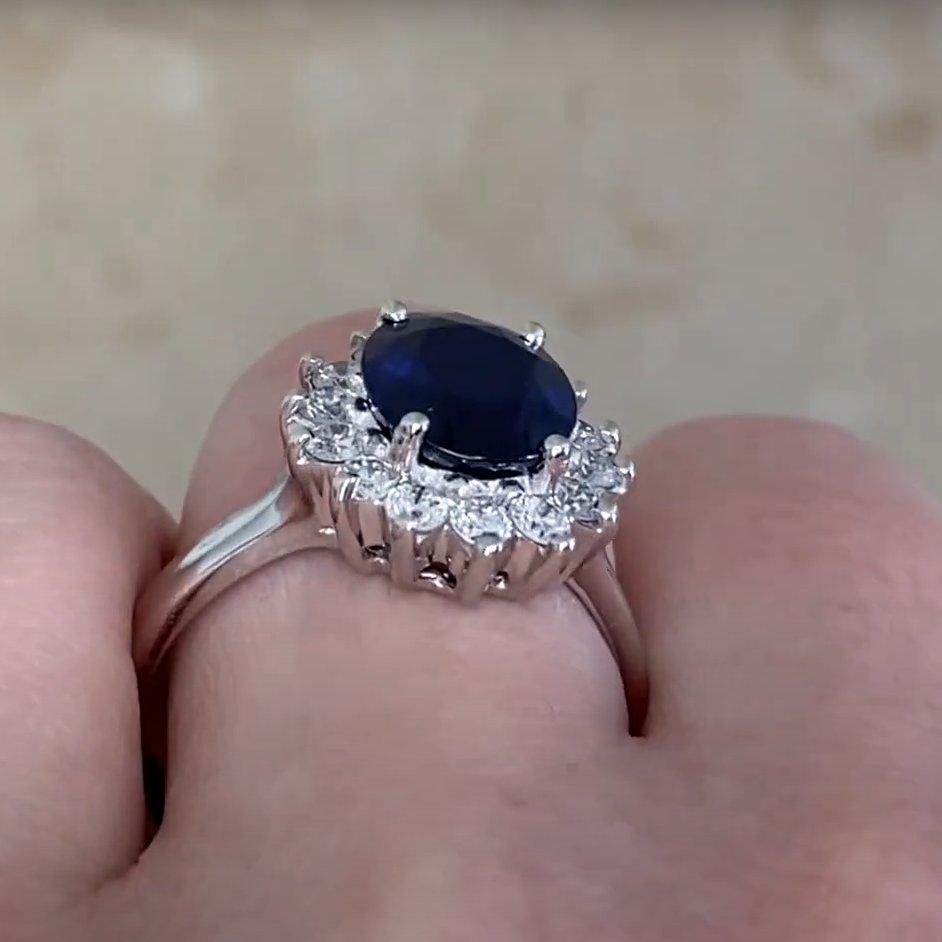 Vintage Saphir (GIA ca. 3,90 Karat) und Diamant-Cluster-Ring, Weißgold (Ovalschliff) im Angebot