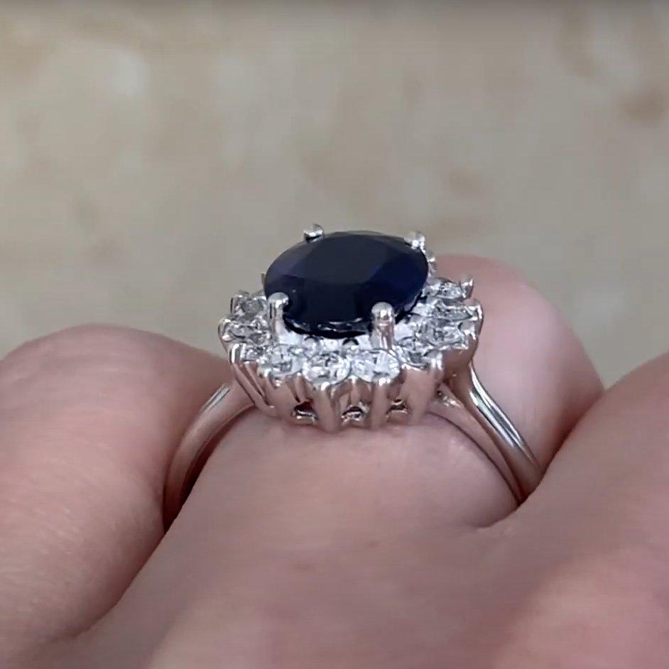 Vintage Saphir (GIA ca. 3,90 Karat) und Diamant-Cluster-Ring, Weißgold im Zustand „Hervorragend“ im Angebot in New York, NY