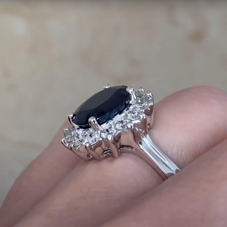 Vintage Saphir (GIA ca. 3,90 Karat) und Diamant-Cluster-Ring, Weißgold Damen im Angebot