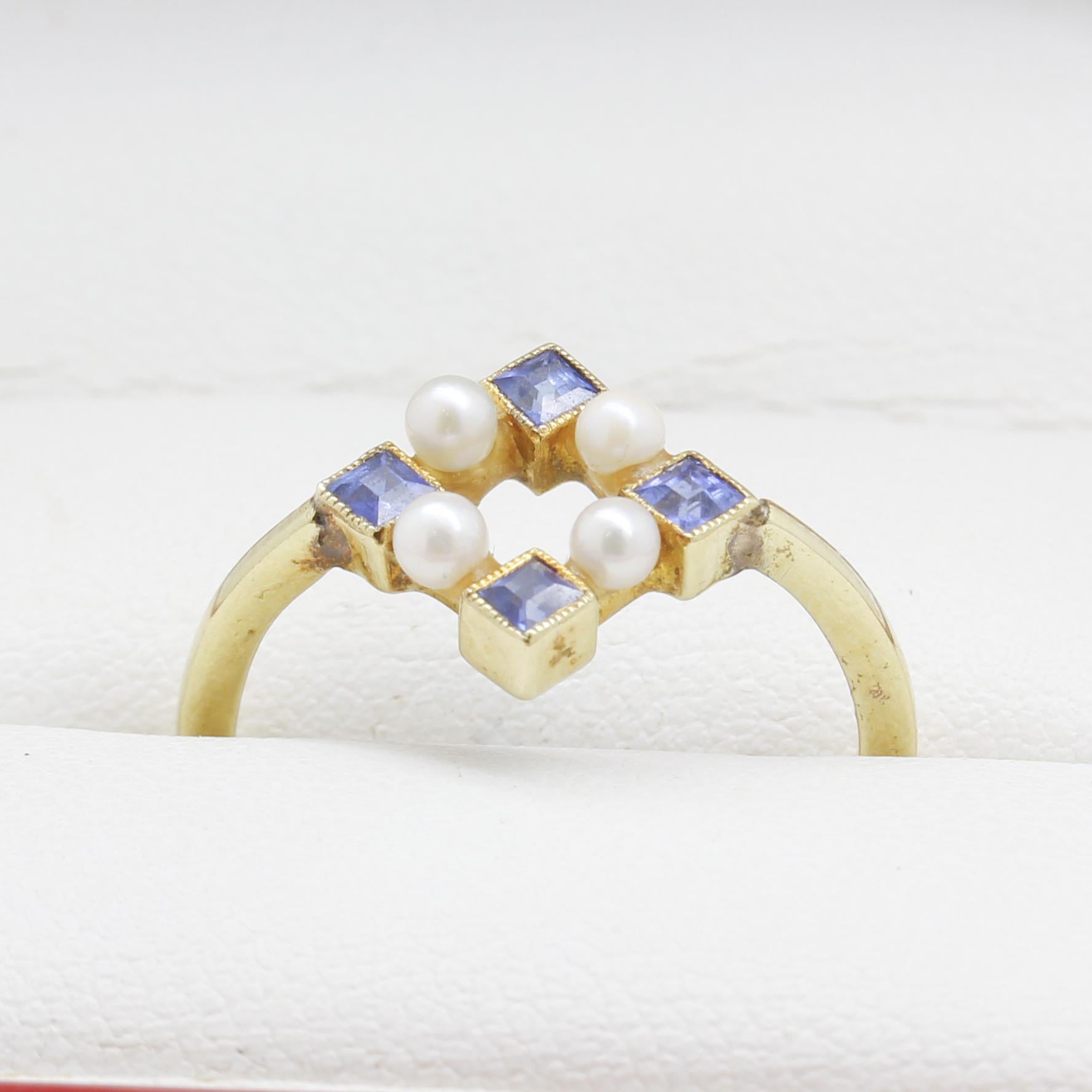 Vintage Sapphire & Pearl Art Deco Ring In Good Condition For Sale In BALMAIN, NSW
