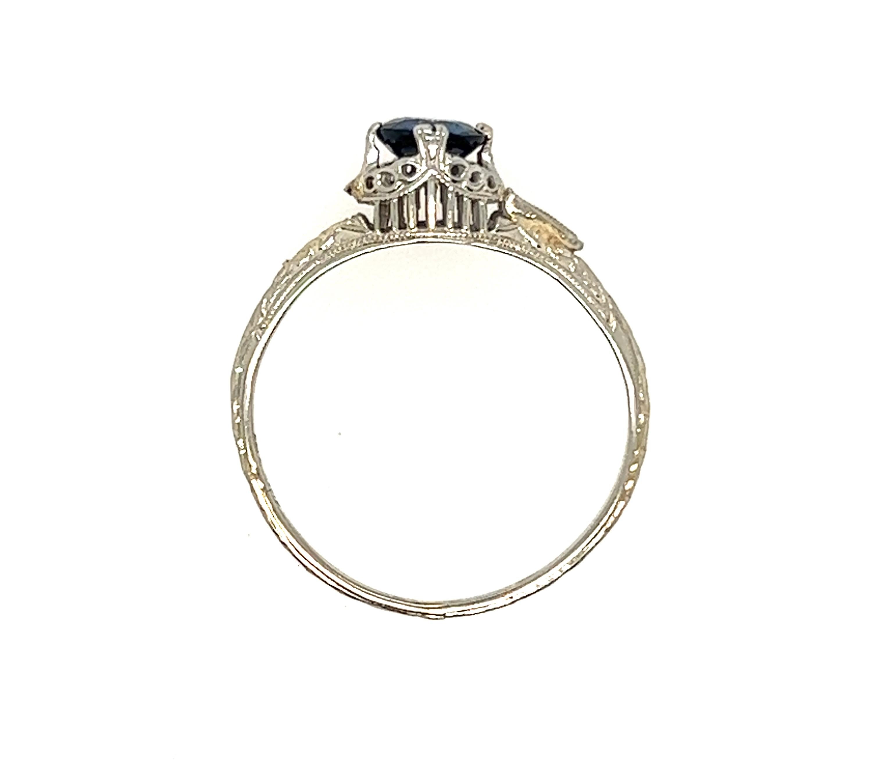 Vintage Sapphire Ring .65ct 18K Weißgold Antike Art Deco


Mit einem herrlichen .65ct Echt Blau Rund Saphir Zentrum

Handgravierte Details

Durchbrochene und geätzte Rilleneinfassung  

Markenzeichen 