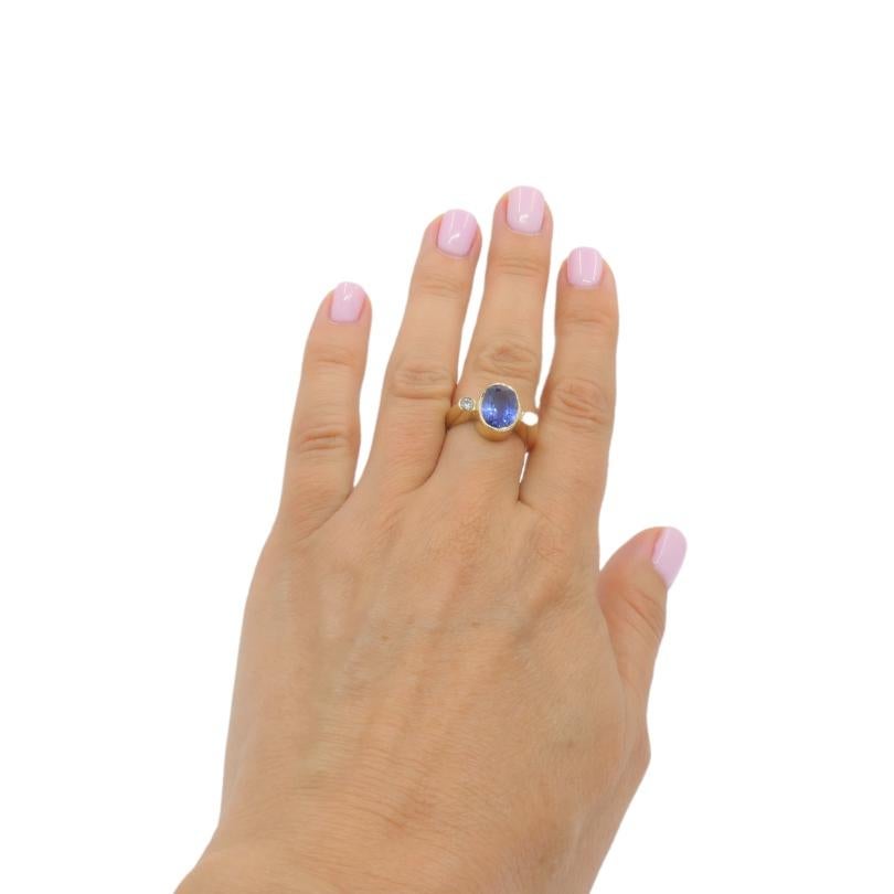 Un precioso anillo vintage de zafiro, con diamantes, fabricado en oro de 14k.
El precioso tono azul del zafiro se complementa con dos diamantes de talla redonda, engastados en bisel sobre
a ambos lados de la gema principal. La banda del anillo es