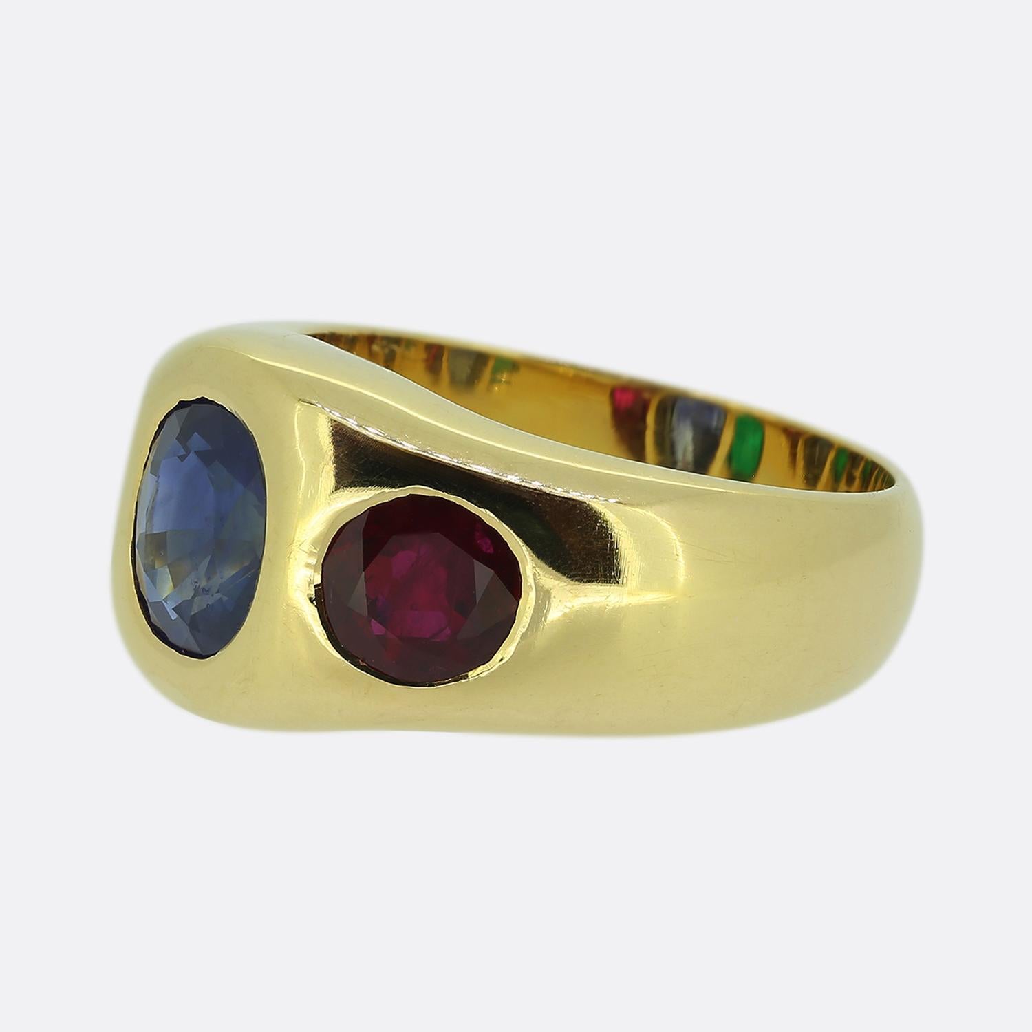 Ecco un audace anello a tre pietre con un accattivante insieme di gemme preziose. Al centro del viso troviamo uno splendido zaffiro blu medio, affiancato da un ricco rubino rosso su un lato e da un vibrante smeraldo verde sull'altro. Realizzato in