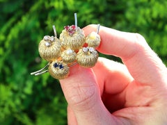 Broche vintage en or jaune 18 carats avec saphir, rubis, perle et diamants