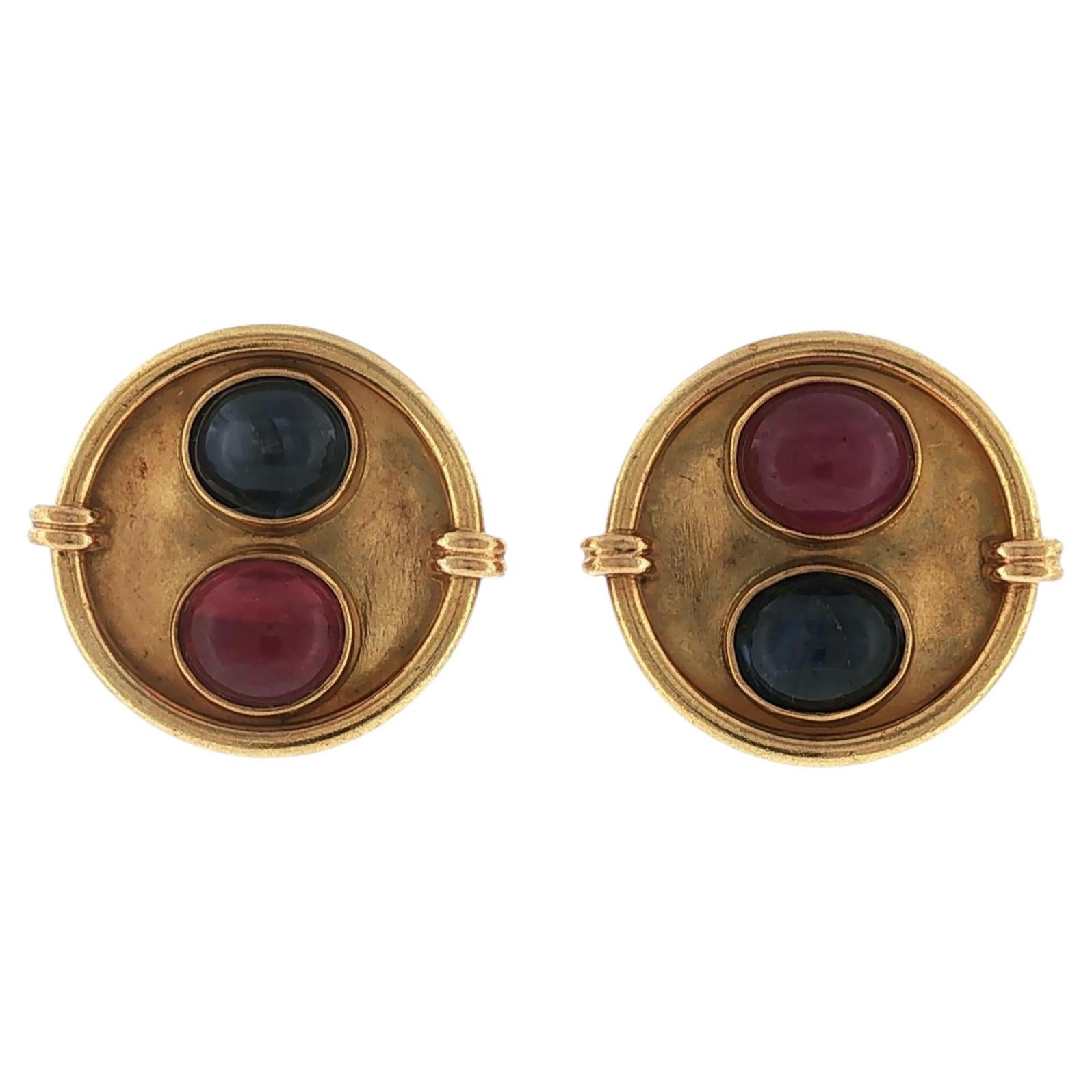 Boucles d'oreilles vintage à clip en or jaune 18 carats, ornées d'un disque rond serti de saphirs et de rubis