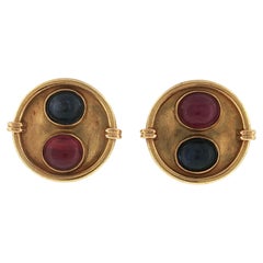 Boucles d'oreilles vintage à clip en or jaune 18 carats, ornées d'un disque rond serti de saphirs et de rubis