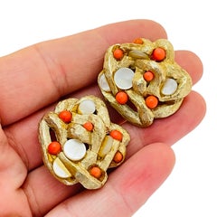 SARAH COVENTRY Ohrclips aus Gold mit Korallenperlen