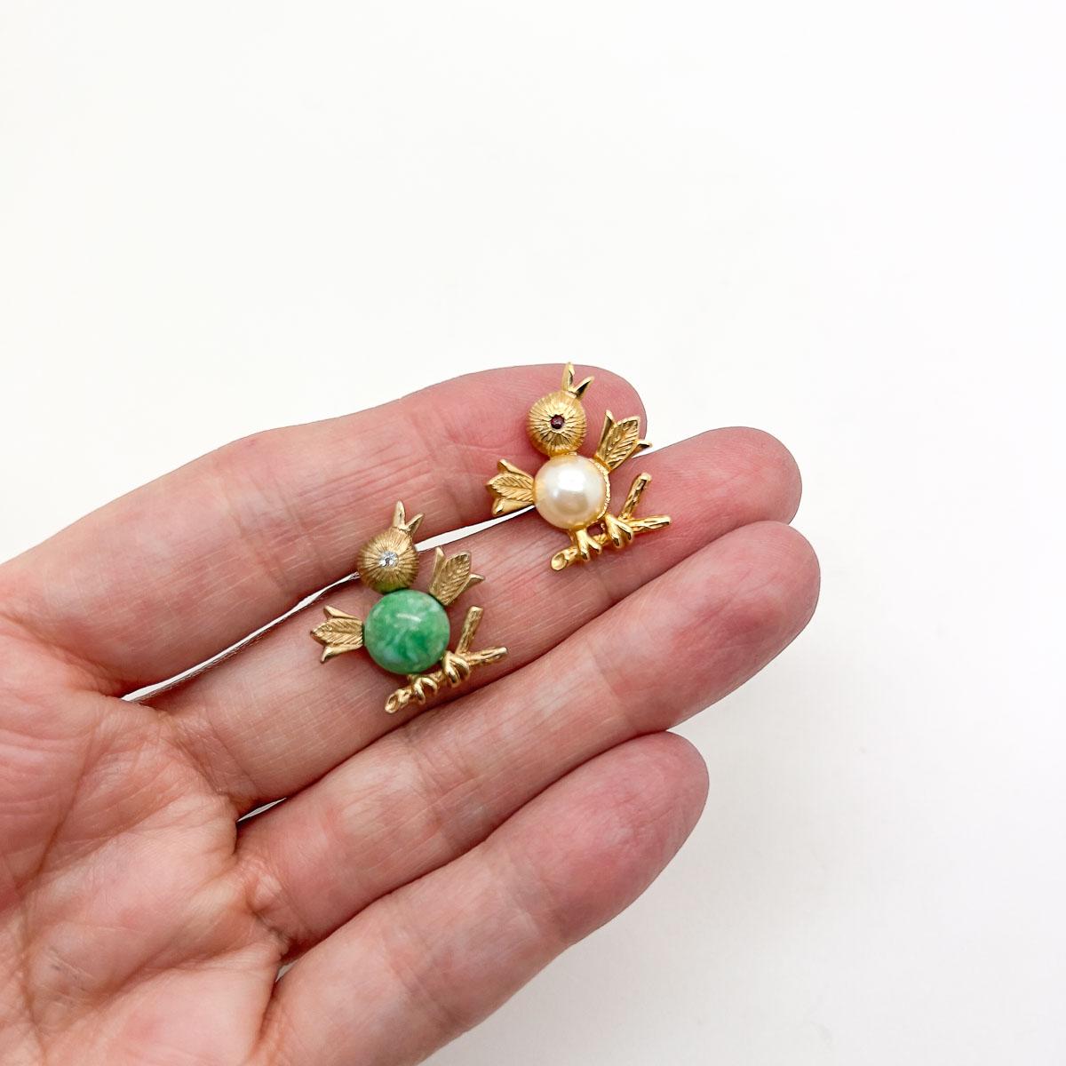 A Pair of Vintage Sarah Coventry Jelly Belly Chicks. The cutest pair of pins for a frivolous and fun touch.
Sarah Coventry’s founder named his American company after his grand-daughter and Coventry, England UK, from where he had emigrated. A highly