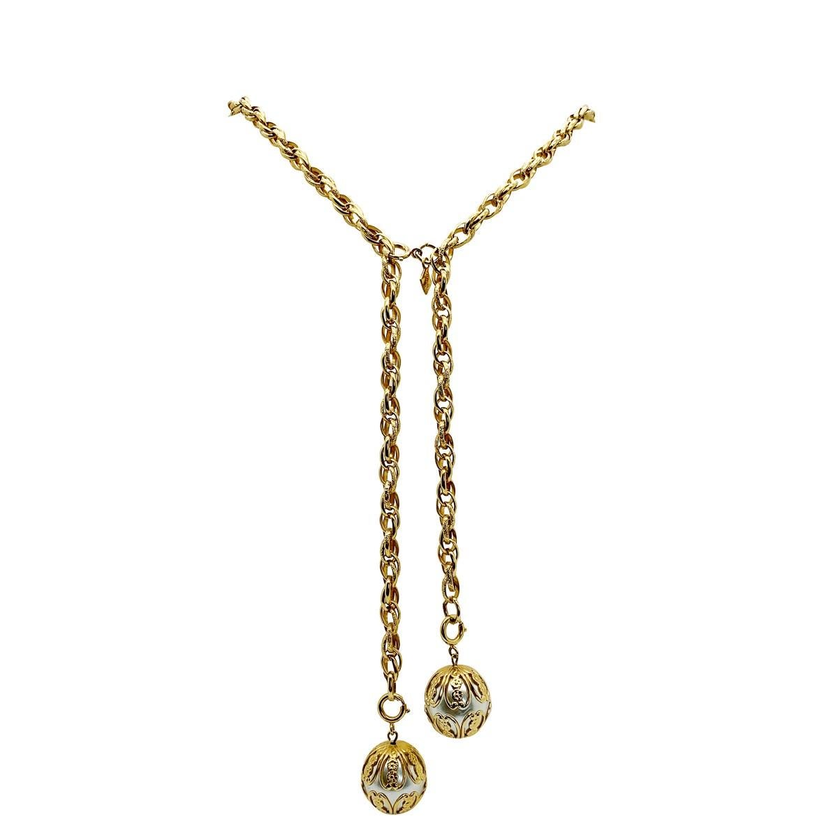 A vintage Sarah Coventry pearl filigree lariat.

Vintage Condition: Very good without damage or noteworthy wear.
Materials: Gilded metal, faux pearl
Fastening: Bolt ring. Both orbs are attached by bolt rings allowing different style