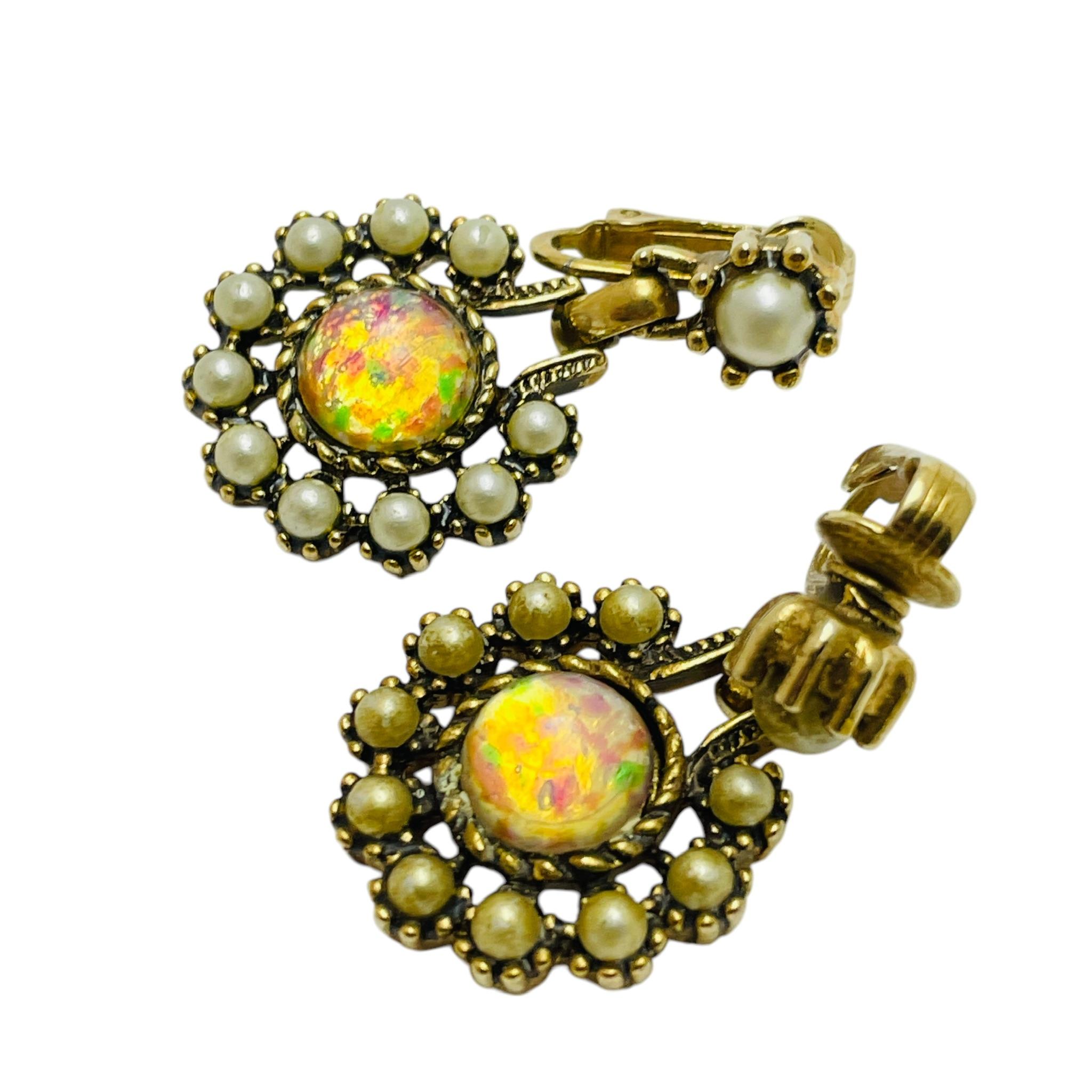 DETAILS

• signed SARAH COVENTRY 

• gold tone with faux stones

• vintage designer earrings 

MEASUREMENTS  

• 

CONDITION

•  very good vintage condition with minimal signs of wear 

 Sku 48

❤️❤️  VINTAGE DESIGNER JEWELRY ❤️❤️

❤️❤️  ALEXANDER’S