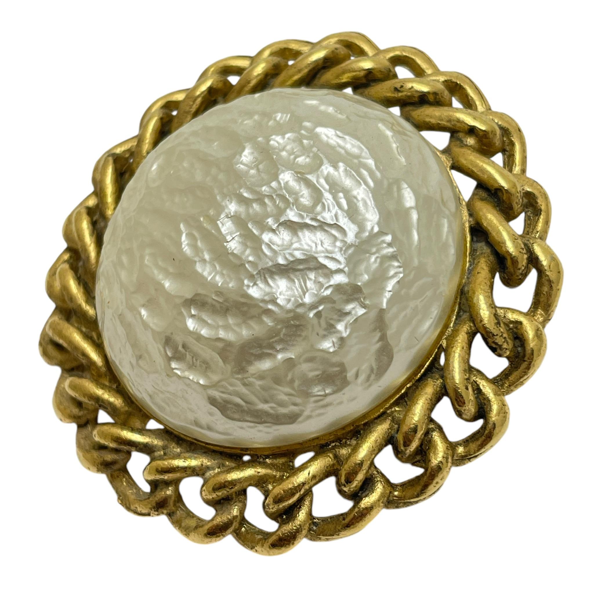 DETAILS

• signed SARAH COVENTRY 

• gold tone with faux pearl

• vintage designer brooch 

MEASUREMENTS  

• 

CONDITION

•  very good vintage condition with minimal signs of wear 

 Sku 48

❤️❤️  VINTAGE DESIGNER JEWELRY ❤️❤️

❤️❤️  ALEXANDER’S