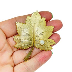 Broche de diseño vintage SARAH COVENTRY firmado en tono dorado con hoja de perla