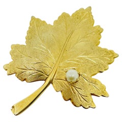 Broche de diseño vintage SARAH COVENTRY firmado en tono dorado con hoja de perla
