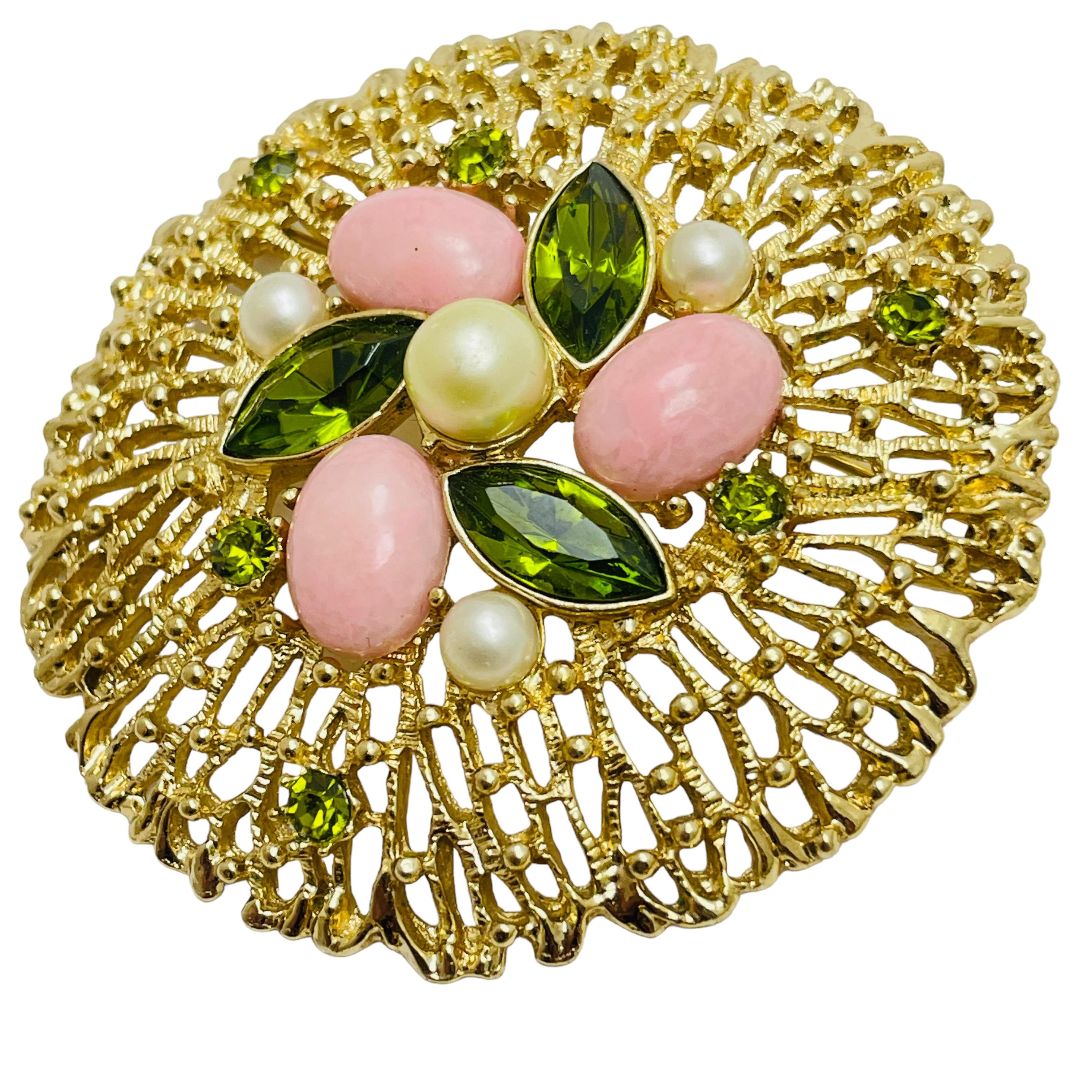 DETAILS

• signed SARAH COVENTRY

• gold tone with faux stones

• vintage designer brooch

MEASUREMENTS  

• 

CONDITION

•  very good vintage condition with minimal signs of wear 

 Sku 46

❤️❤️  VINTAGE DESIGNER JEWELRY ❤️❤️

❤️❤️  ALEXANDER’S