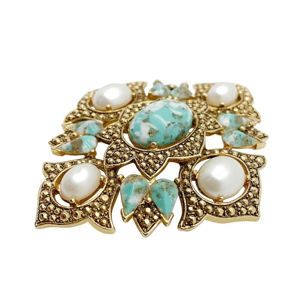 A vintage Sarah Coventry quatrefoil brooch. A wonderfully large and impactful brooch incorporating large and opulent pearls and turquoise glass cabochon stones in a stunning quatrefoil design, reminiscent of Parisian couture house pieces. Turquoise