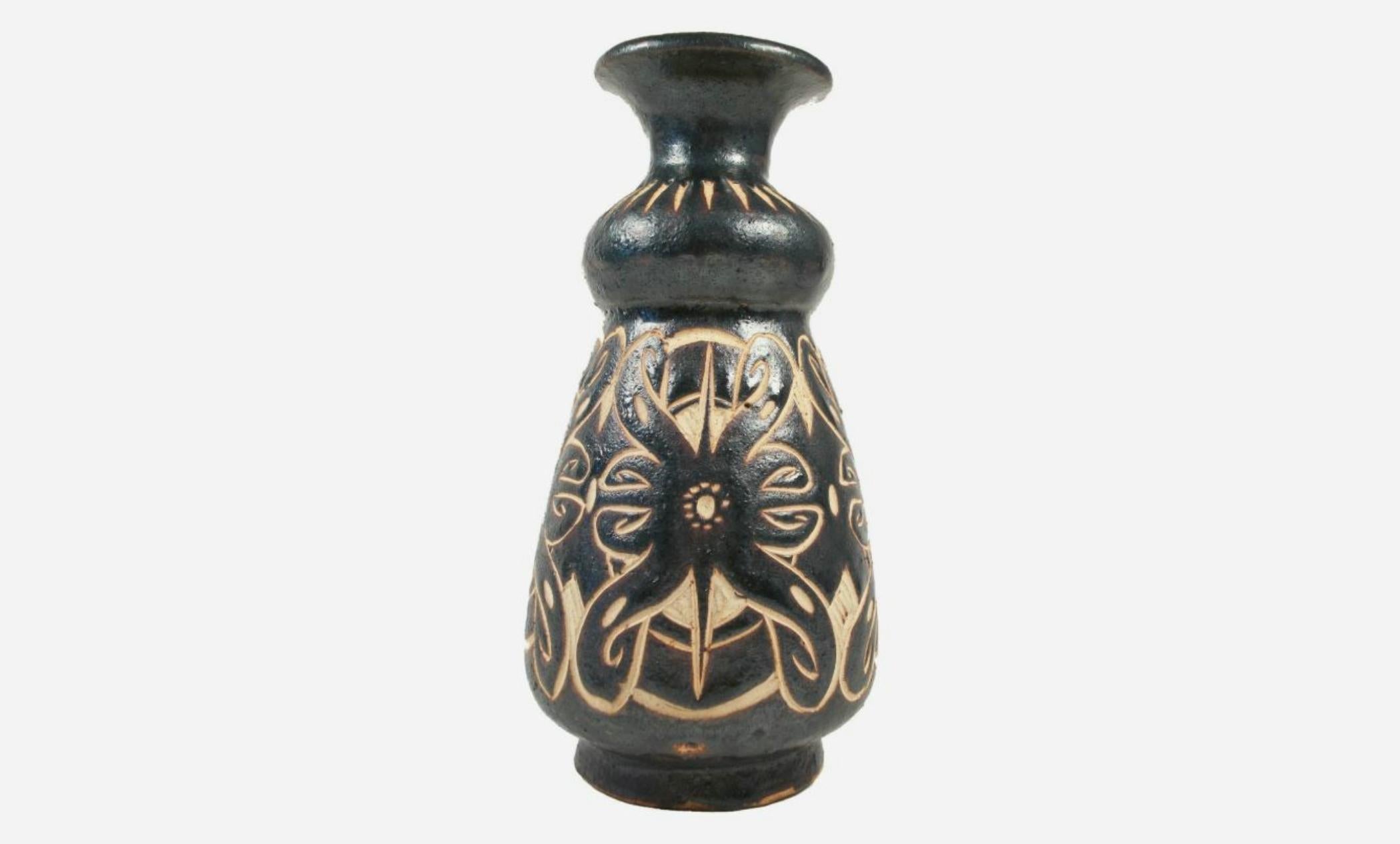 Vintage Sarawak studio pottery vase - hand crafted/wheel thrown - incised/carved decoration to the exterior - finished with a grey/brown glaze over the clay body - non-glazed interior - unsigned - Malaysia - late 20th century.

Excellent vintage