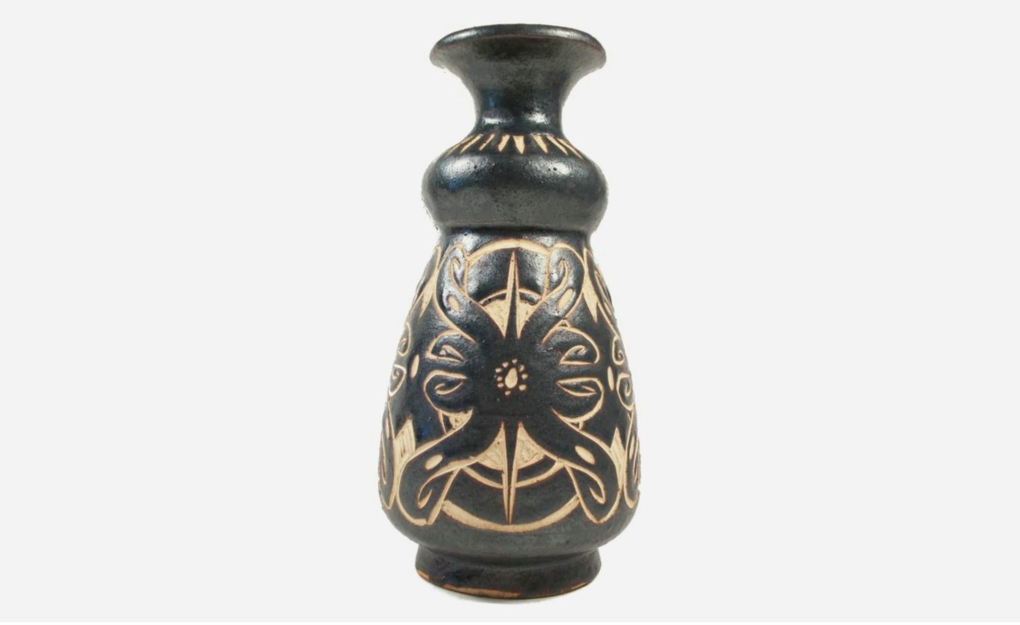 Folk Art Vintage Sarawak Studio Pottery Vase - Incised Design - Malaysia - Late 20th C. For Sale