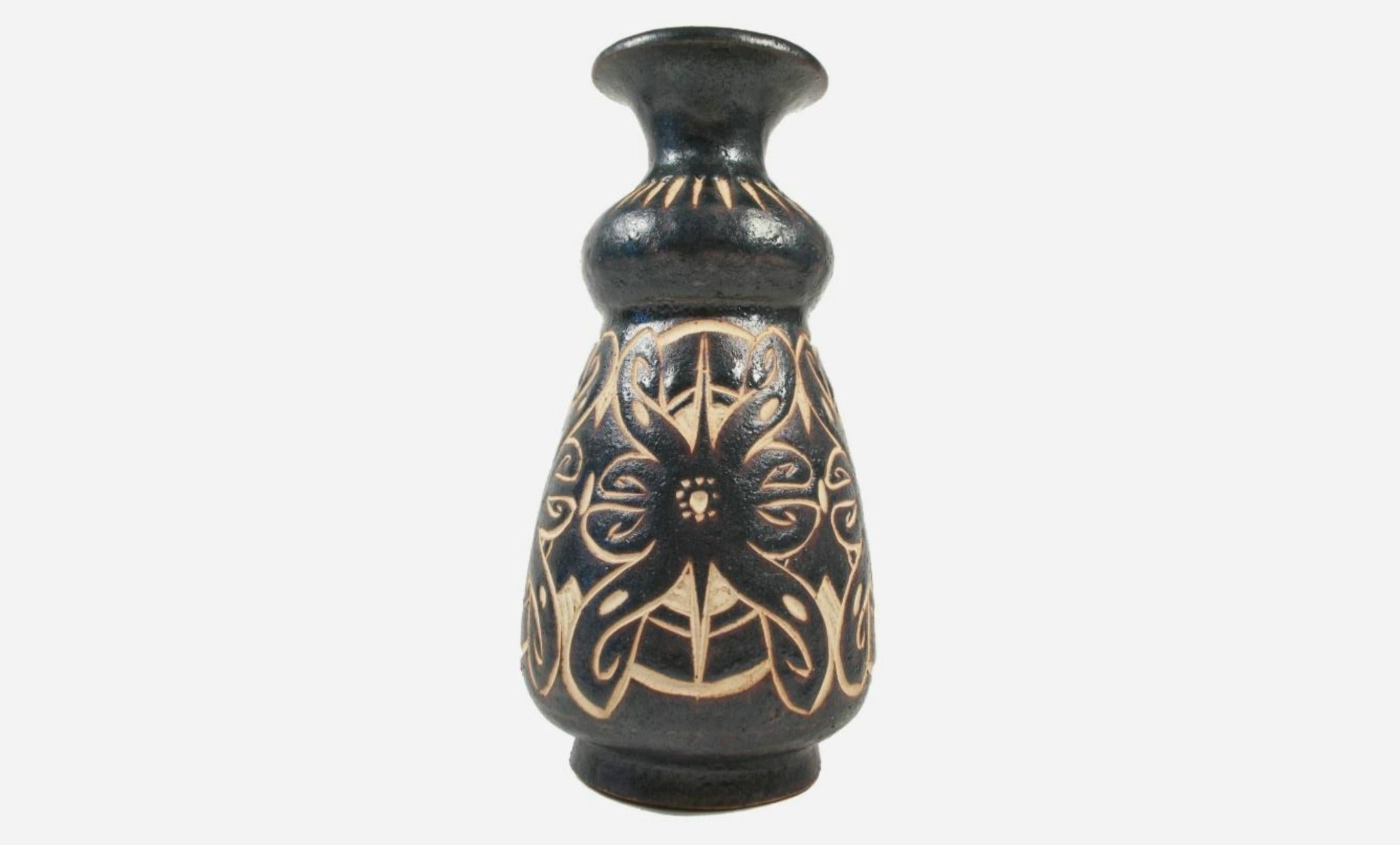 Etched Vintage Sarawak Studio Pottery Vase - Incised Design - Malaysia - Late 20th C. For Sale