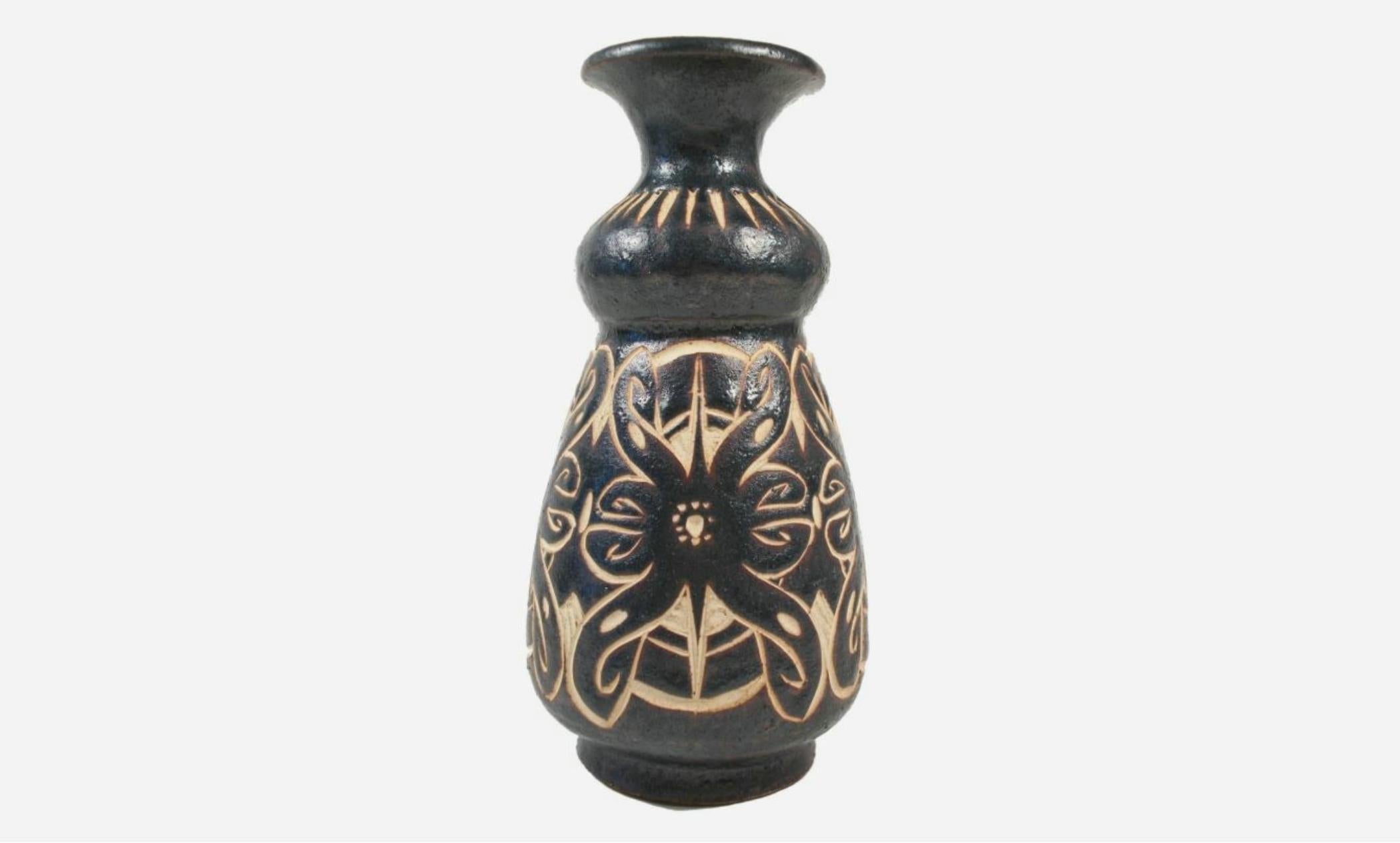 Vintage Sarawak Studio Pottery Vase - Incised Design - Malaysia - Late 20th C. In Good Condition For Sale In Chatham, ON