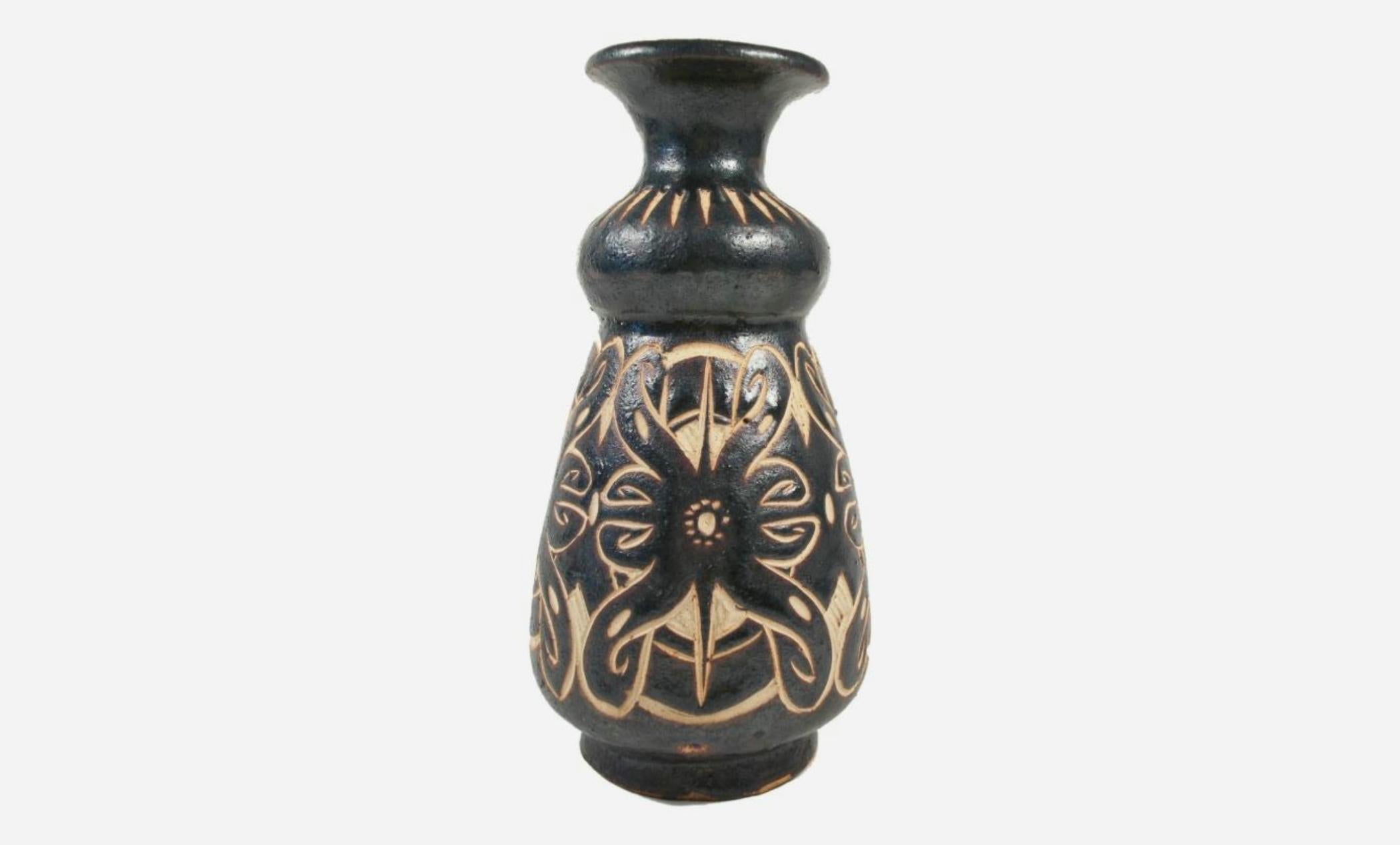20th Century Vintage Sarawak Studio Pottery Vase - Incised Design - Malaysia - Late 20th C. For Sale