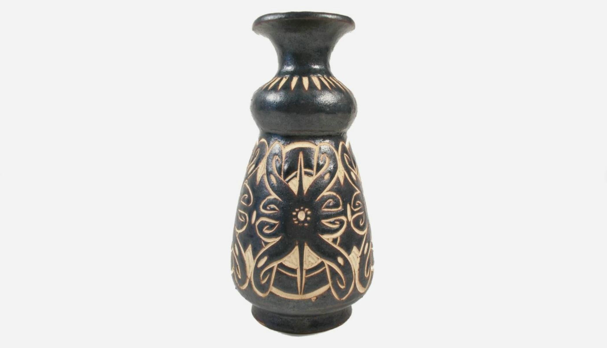 Ceramic Vintage Sarawak Studio Pottery Vase - Incised Design - Malaysia - Late 20th C. For Sale