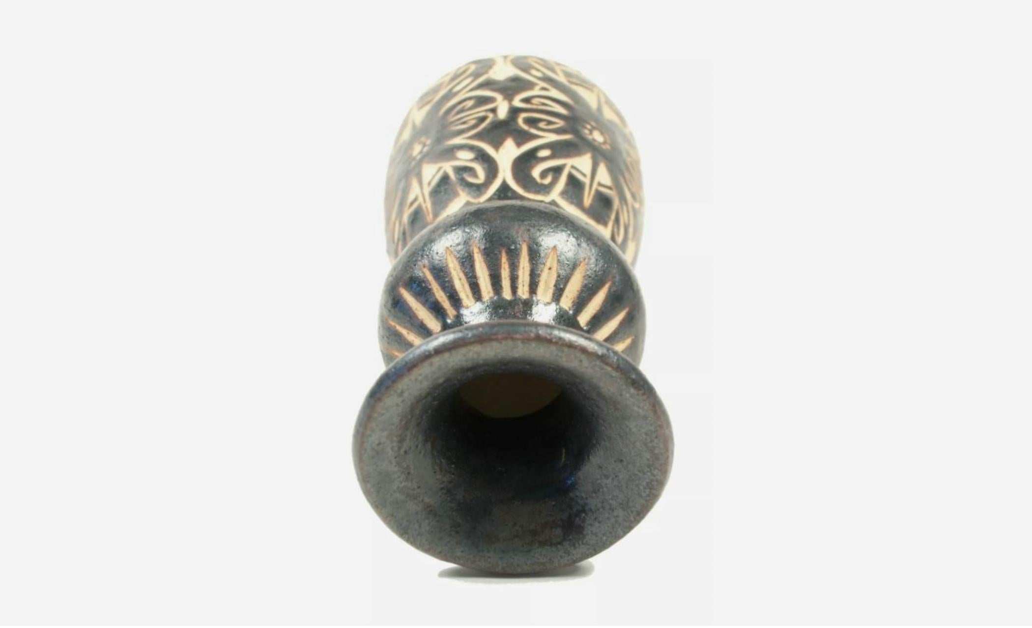 Vintage Sarawak Studio Pottery Vase - Incised Design - Malaysia - Late 20th C. For Sale 1