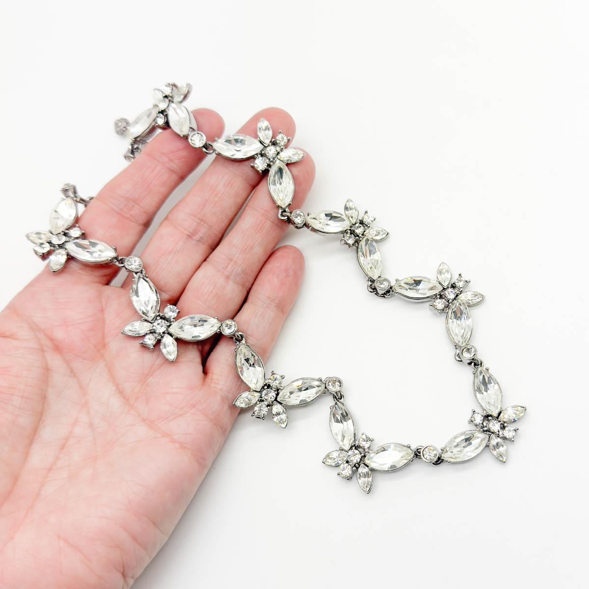Una collana di farfalle di cristallo vintage di Sardis. Un colletto a farfalla da sogno creato con cristalli navette, che brillerà e scintillerà a ogni movimento e funzionerà senza sforzo in tutte le stagioni. La farfalla simboleggia un messaggio di
