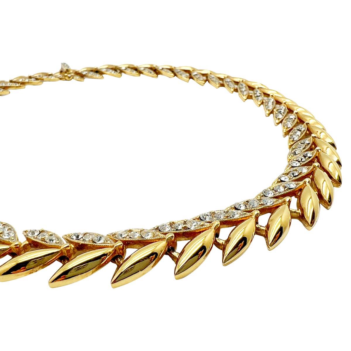Ein Vintage-Kristall-Blatt-Halsband des Londoner Modeschmuckherstellers SARDI. Ein stilisiertes, goldenes Design, das mit Kristallen verziert ist, bietet einen modernen Stil mit einem glitzernden Touch.
Ihr Schmuckkästchen ist nur einen Augenblick