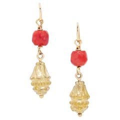 Boucles d'oreilles vintage en corail de Sardaigne et amulettes égyptiennes anciennes en 22 et 18 carats YG