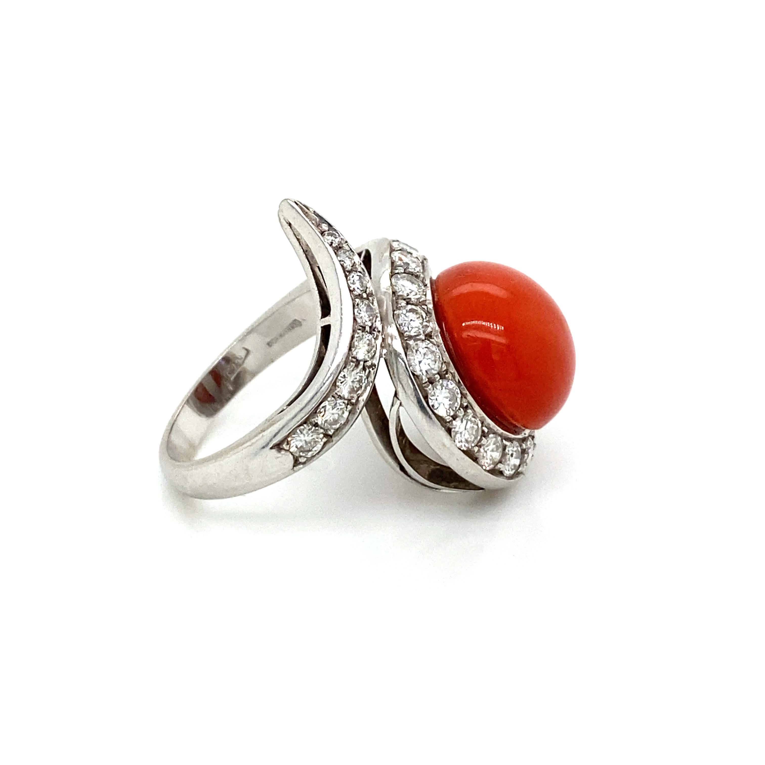 Vintage Sardinian Coral Diamond Gold Cocktail Ring In Excellent Condition In Napoli, Italy