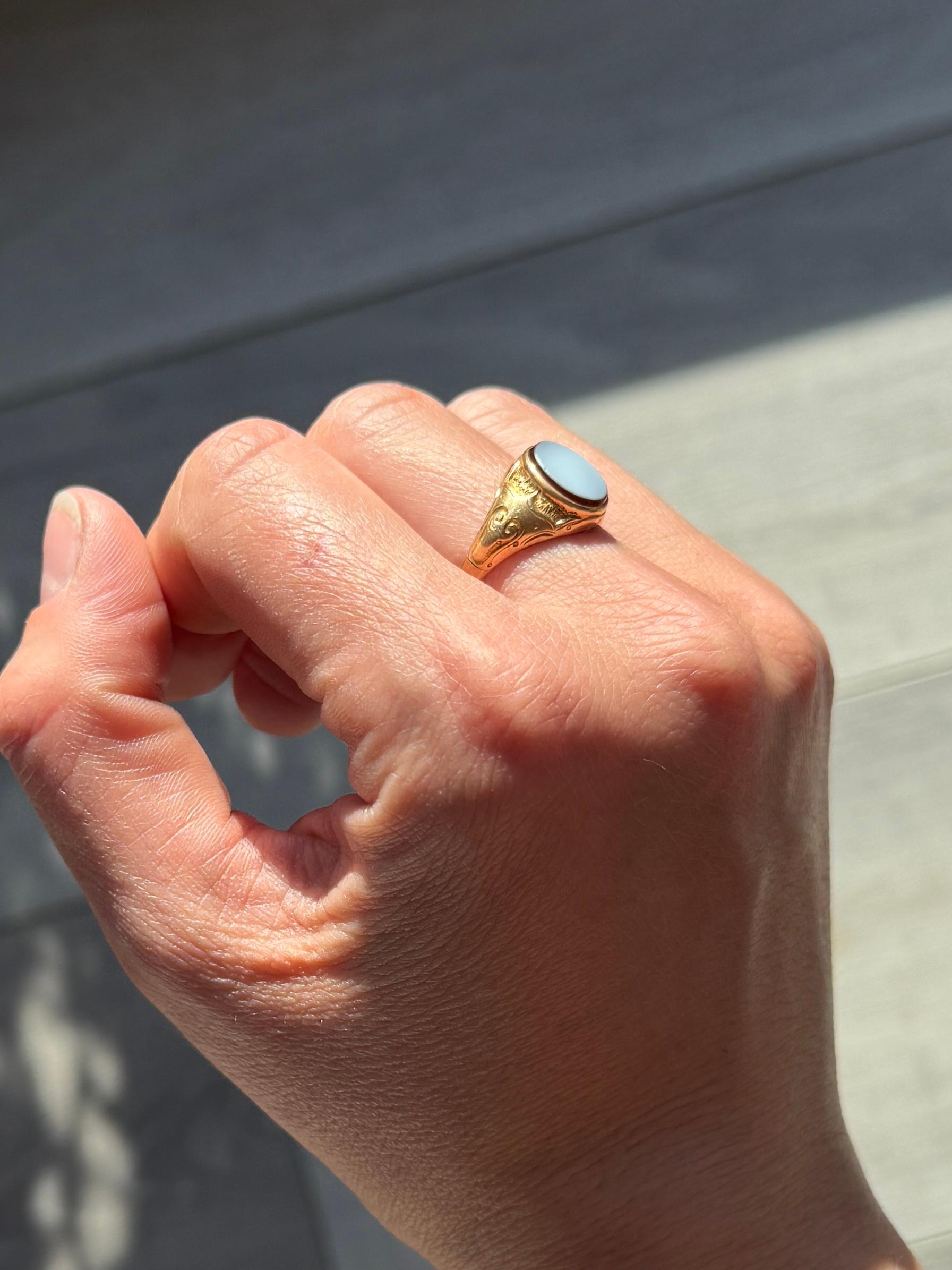 Un superbo anello con sigillo, incastonato con una pietra di sardonice e modellato in oro giallo da 15 carati. Completamente marcato Birmingham 1937.

Misura dell'anello: O 1/2 o 7 1/2 
Dimensioni della pietra: 10x8,5 mm

Peso: 2g