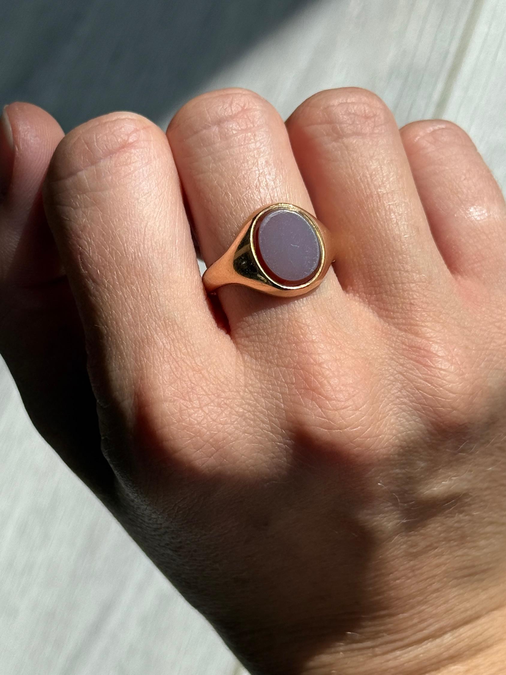 Magnífico anillo de sello, engastado con una piedra de sardónice y modelado en oro amarillo de 15 quilates. 

Tamaño del anillo: R o 8 3/4
Dimensiones de la Piedra: 11,5x10mm

Peso: 4.1 g