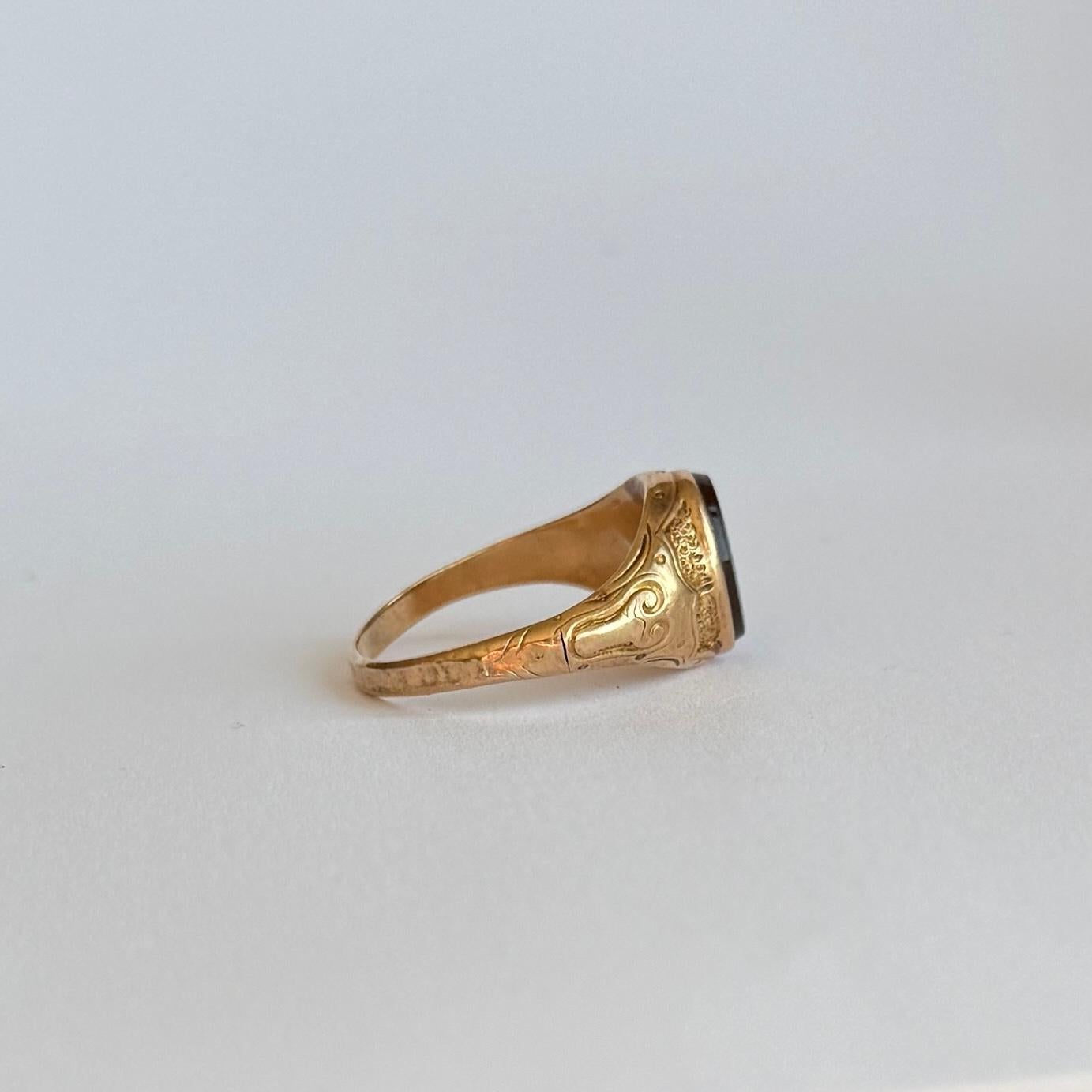 Anello con sigillo in oro a 15 carati con sardonica d'epoca in vendita 1