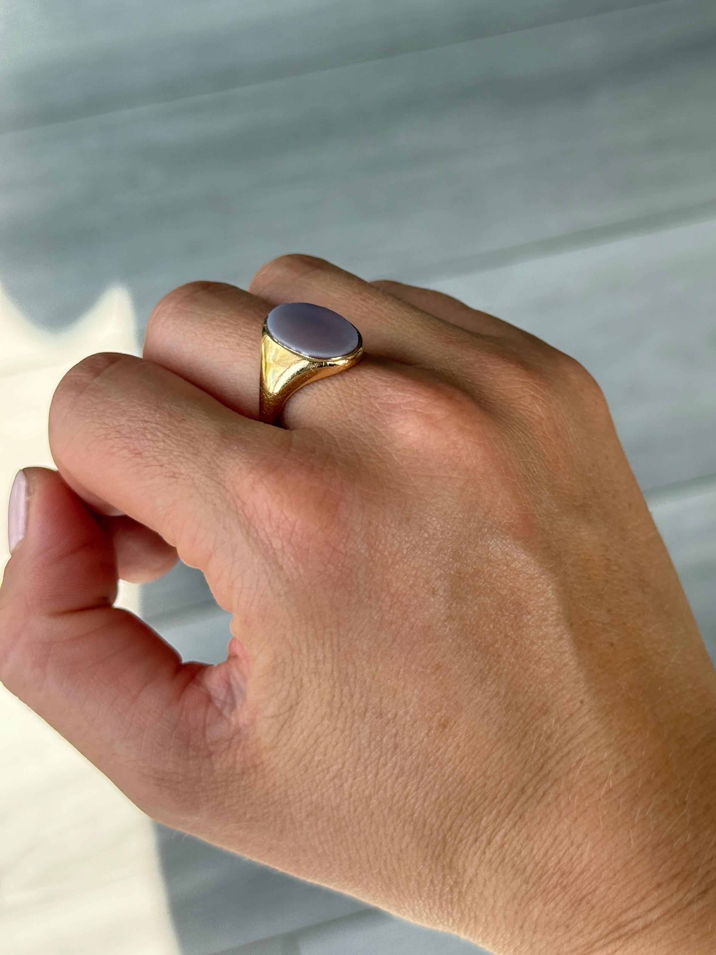 A superb signet ring, set with a sardonyx stone and modelled in 18 carat yellow gold. Fully hallmarked London 1930.

Ring Size: N 1/2 or 7 
Stone Dimensions: 14x11mm

Weight: 6g